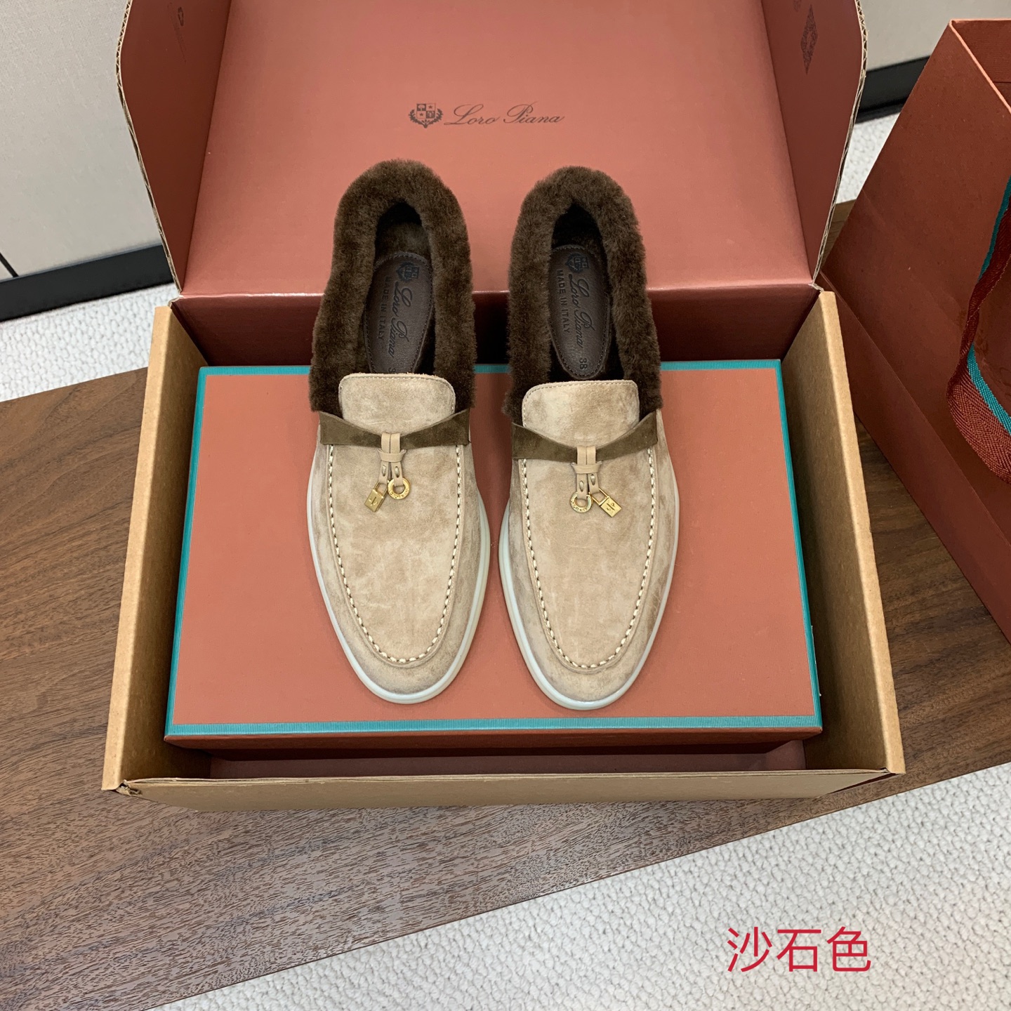 【Loro Piana】顶级版本羊毛里乐福鞋，原版一比一。品牌低调奢华柔软一贯纯色简约的设计风格。皮质柔软舒适度极高 材