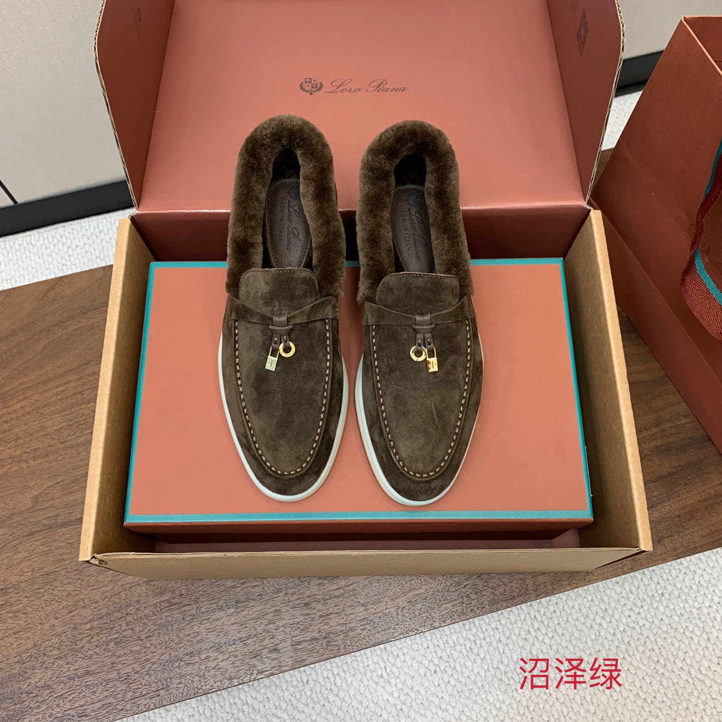【Loro Piana】顶级版本羊毛里乐福鞋，原版一比一。品牌低调奢华柔软一贯纯色简约的设计风格。皮质柔软舒适度极高 材