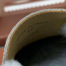 【Loro Piana】顶级版本羊毛里乐福鞋,原版一比一。品牌低调奢华柔软一贯纯色简约的设计风格。皮质柔软舒适度极高 材 【Loro Piana】顶级版本羊毛里乐福鞋,原版一比一。品牌低调奢华柔软一贯纯色简约的设计风格。皮质柔软舒适度极高 材