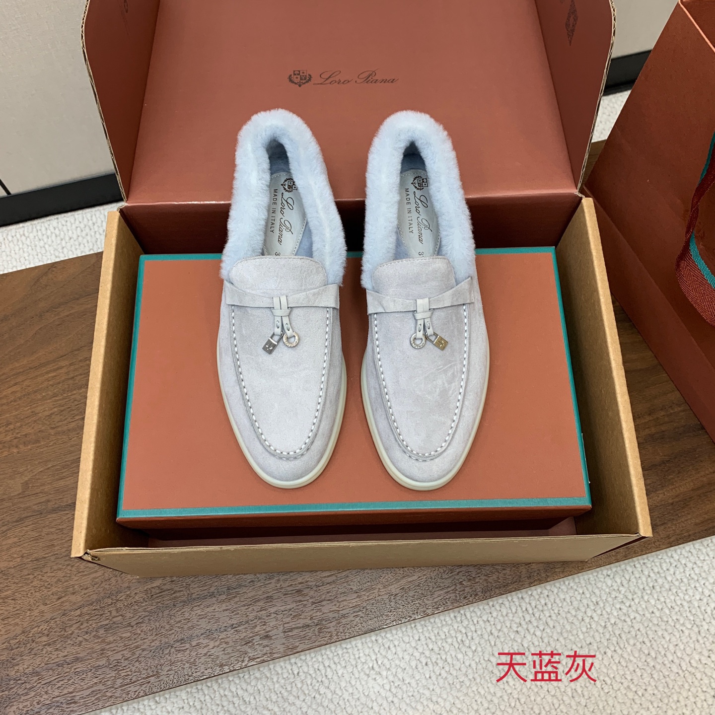 【Loro Piana】顶级版本羊毛里乐福鞋，原版一比一。品牌低调奢华柔软一贯纯色简约的设计风格。皮质柔软舒适度极高 材