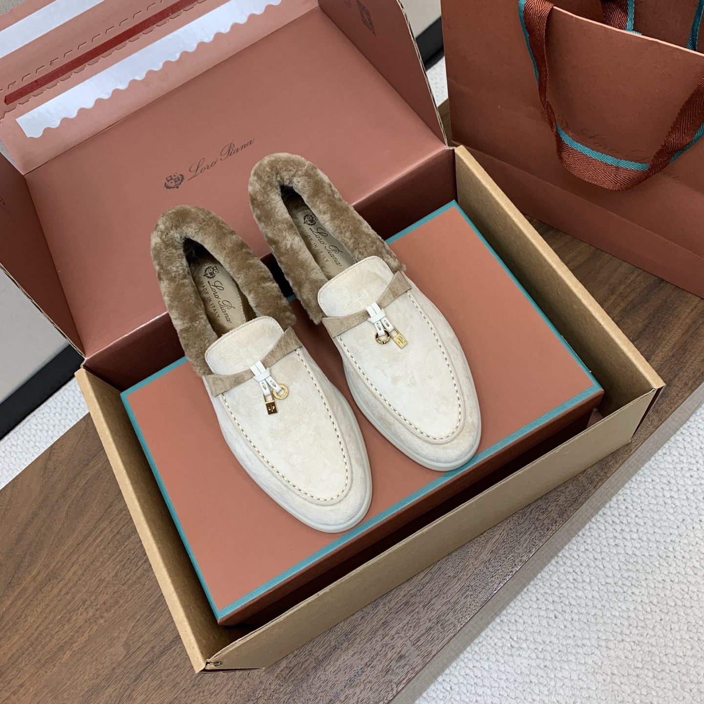 【Loro Piana】顶级版本羊毛里乐福鞋,原版一比一。品牌低调奢华柔软一贯纯色简约的设计风格。皮质柔软舒适度极高 材 【Loro Piana】顶级版本羊毛里乐福鞋,原版一比一。品牌低调奢华柔软一贯纯色简约的设计风格。皮质柔软舒适度极高 材