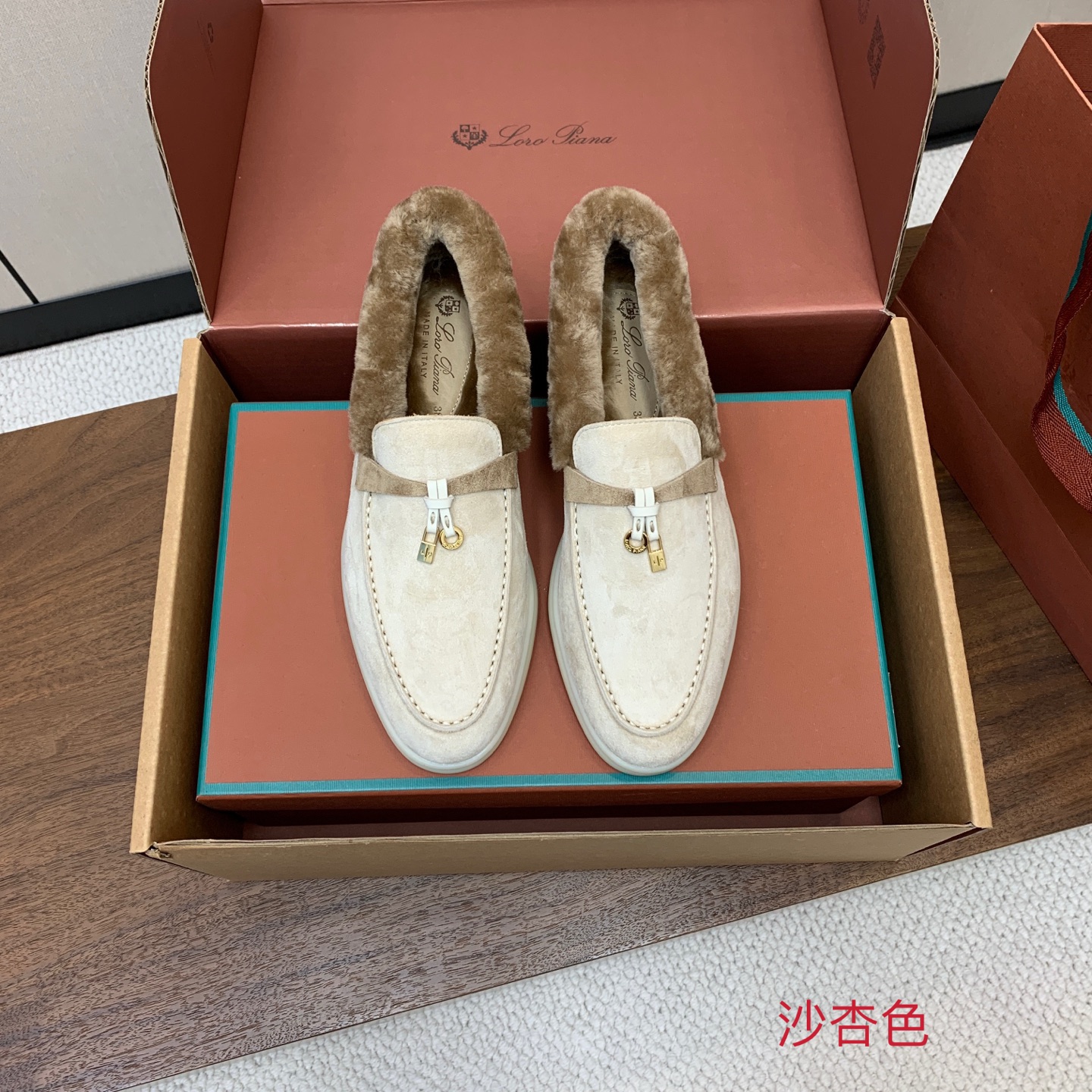 【Loro Piana】顶级版本羊毛里乐福鞋，原版一比一。品牌低调奢华柔软一贯纯色简约的设计风格。皮质柔软舒适度极高 材
