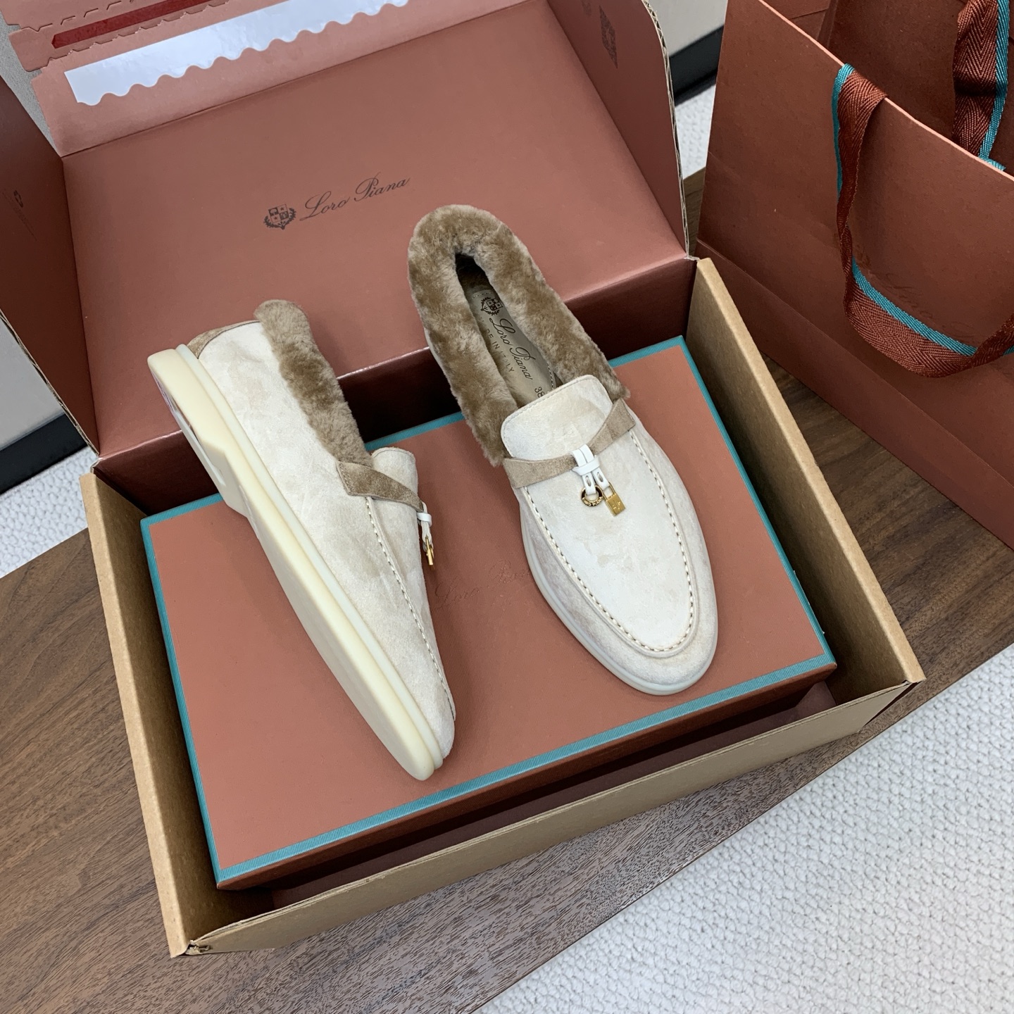【Loro Piana】顶级版本羊毛里乐福鞋,原版一比一。品牌低调奢华柔软一贯纯色简约的设计风格。皮质柔软舒适度极高 材 【Loro Piana】顶级版本羊毛里乐福鞋,原版一比一。品牌低调奢华柔软一贯纯色简约的设计风格。皮质柔软舒适度极高 材