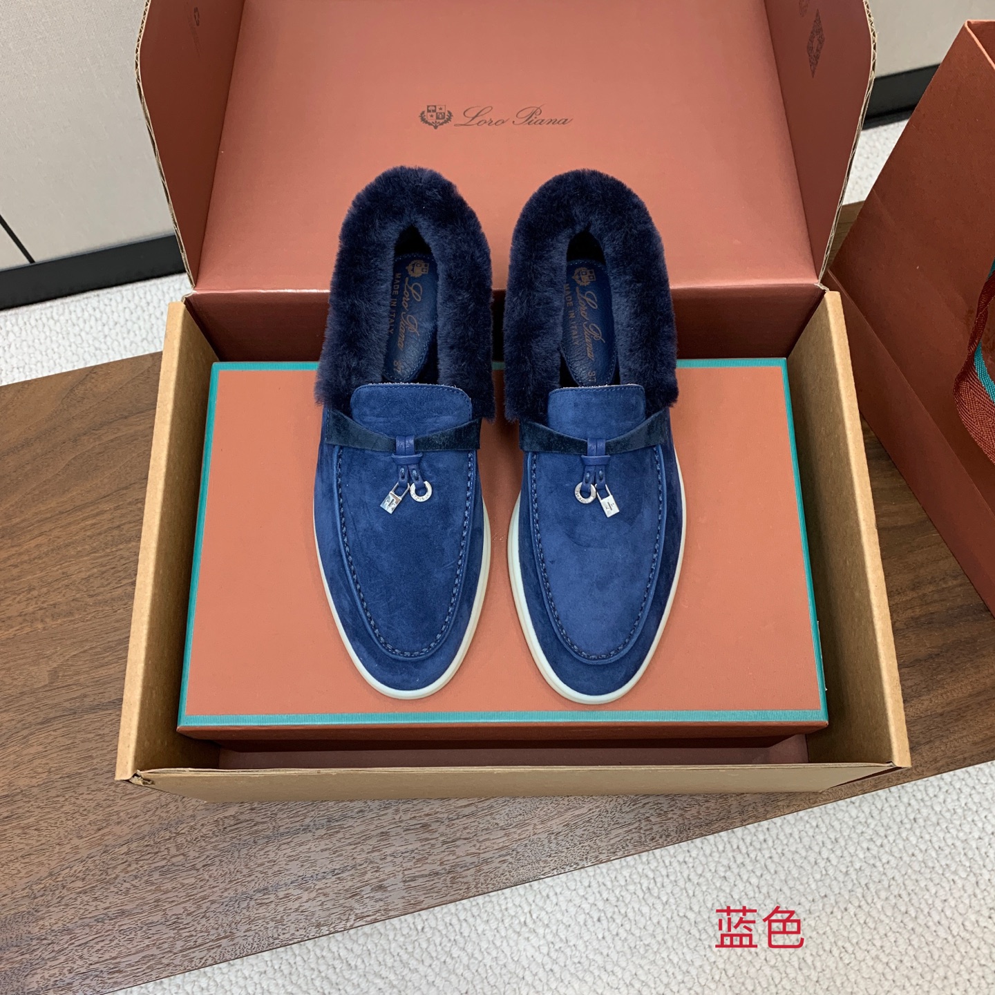 【Loro Piana】顶级版本羊毛里乐福鞋，原版一比一。品牌低调奢华柔软一贯纯色简约的设计风格。皮质柔软舒适度极高 材