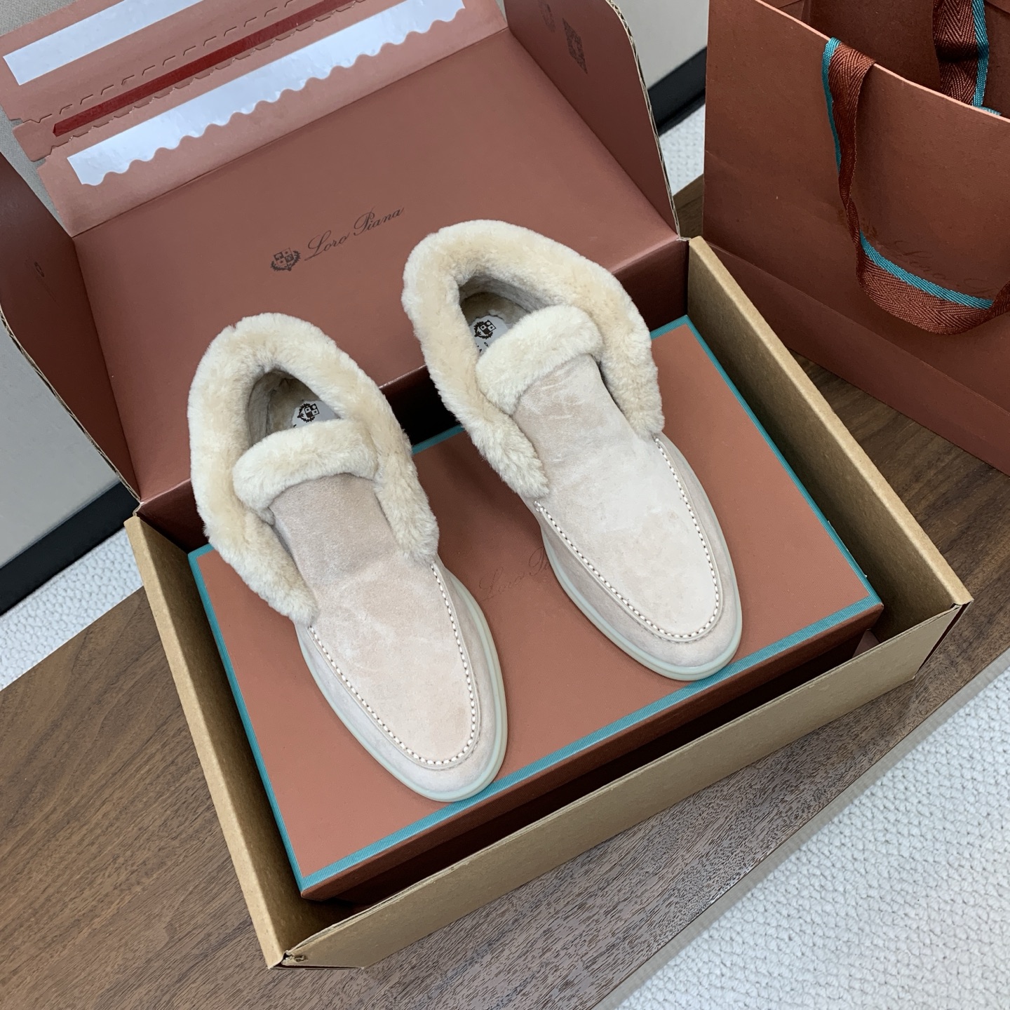 【Loro Piana】情侣款顶级版本高帮毛里乐福鞋,原版一比一。品牌低调奢华柔软一贯纯色简约的设计风格。皮质柔软舒适度 【Loro Piana】情侣款顶级版本高帮毛里乐福鞋,原版一比一。品牌低调奢华柔软一贯纯色简约的设计风格。皮质柔软舒适度