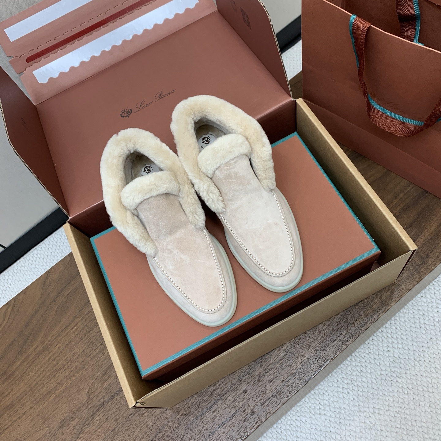 【Loro Piana】情侣款顶级版本高帮毛里乐福鞋,原版一比一。品牌低调奢华柔软一贯纯色简约的设计风格。皮质柔软舒适度 【Loro Piana】情侣款顶级版本高帮毛里乐福鞋,原版一比一。品牌低调奢华柔软一贯纯色简约的设计风格。皮质柔软舒适度