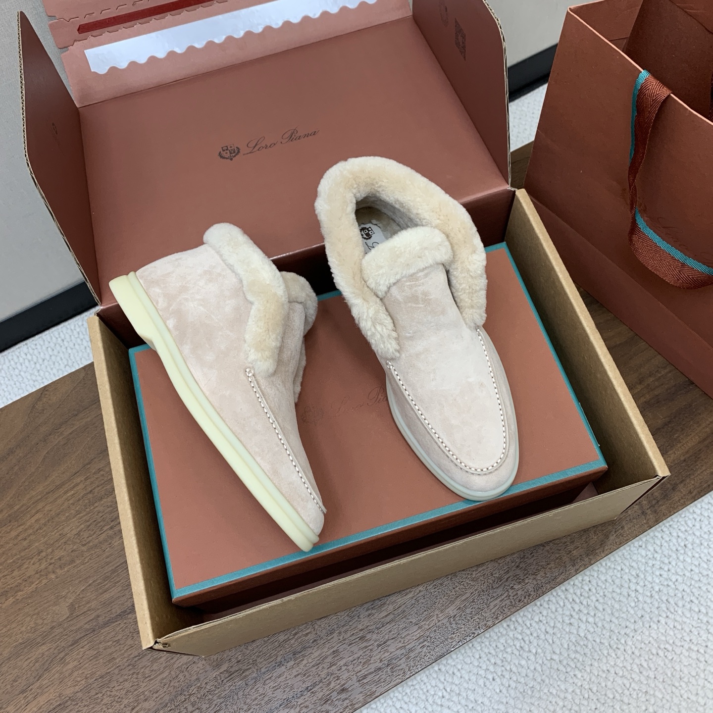 【Loro Piana】情侣款顶级版本高帮毛里乐福鞋,原版一比一。品牌低调奢华柔软一贯纯色简约的设计风格。皮质柔软舒适度 【Loro Piana】情侣款顶级版本高帮毛里乐福鞋,原版一比一。品牌低调奢华柔软一贯纯色简约的设计风格。皮质柔软舒适度