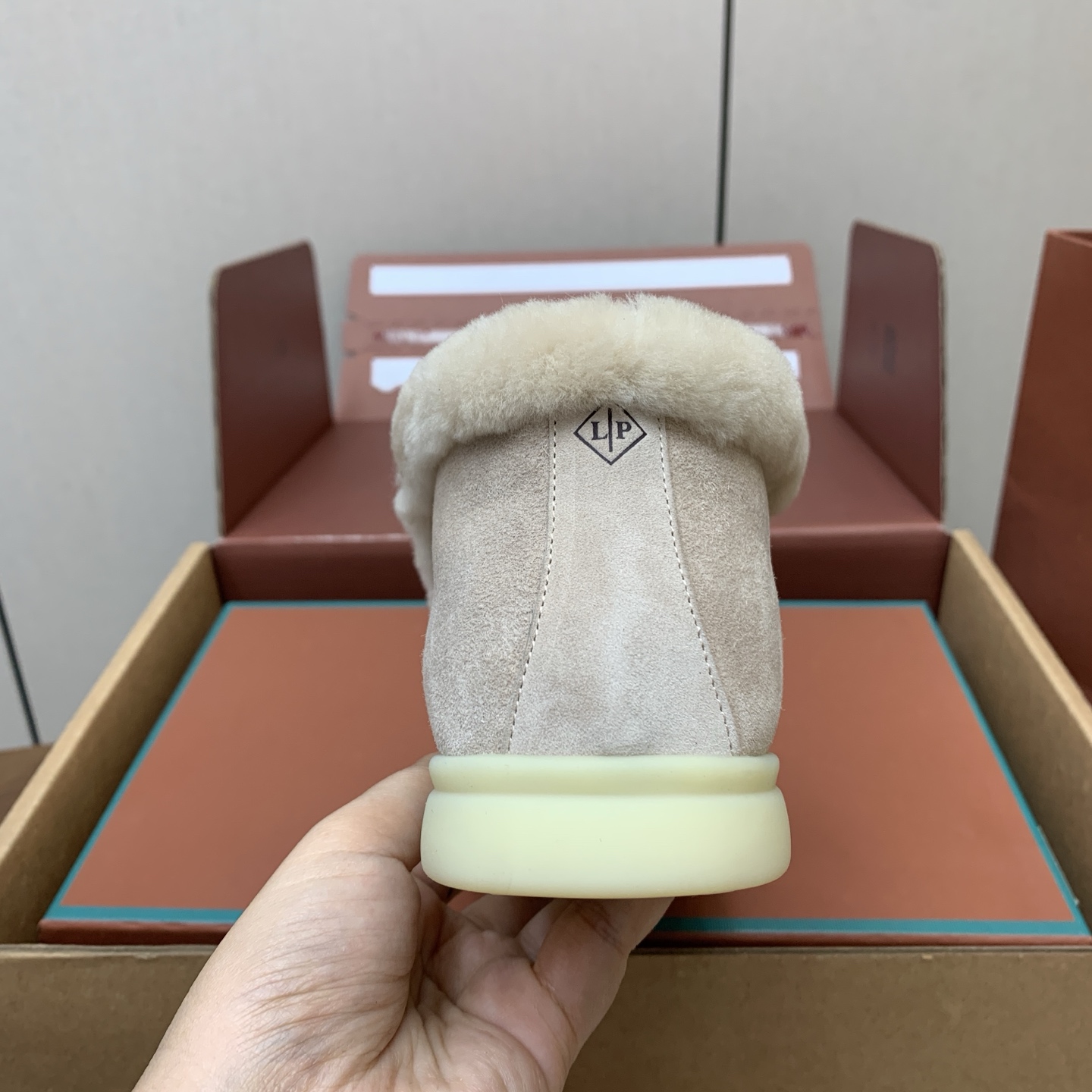 【Loro Piana】情侣款顶级版本高帮毛里乐福鞋,原版一比一。品牌低调奢华柔软一贯纯色简约的设计风格。皮质柔软舒适度 【Loro Piana】情侣款顶级版本高帮毛里乐福鞋,原版一比一。品牌低调奢华柔软一贯纯色简约的设计风格。皮质柔软舒适度