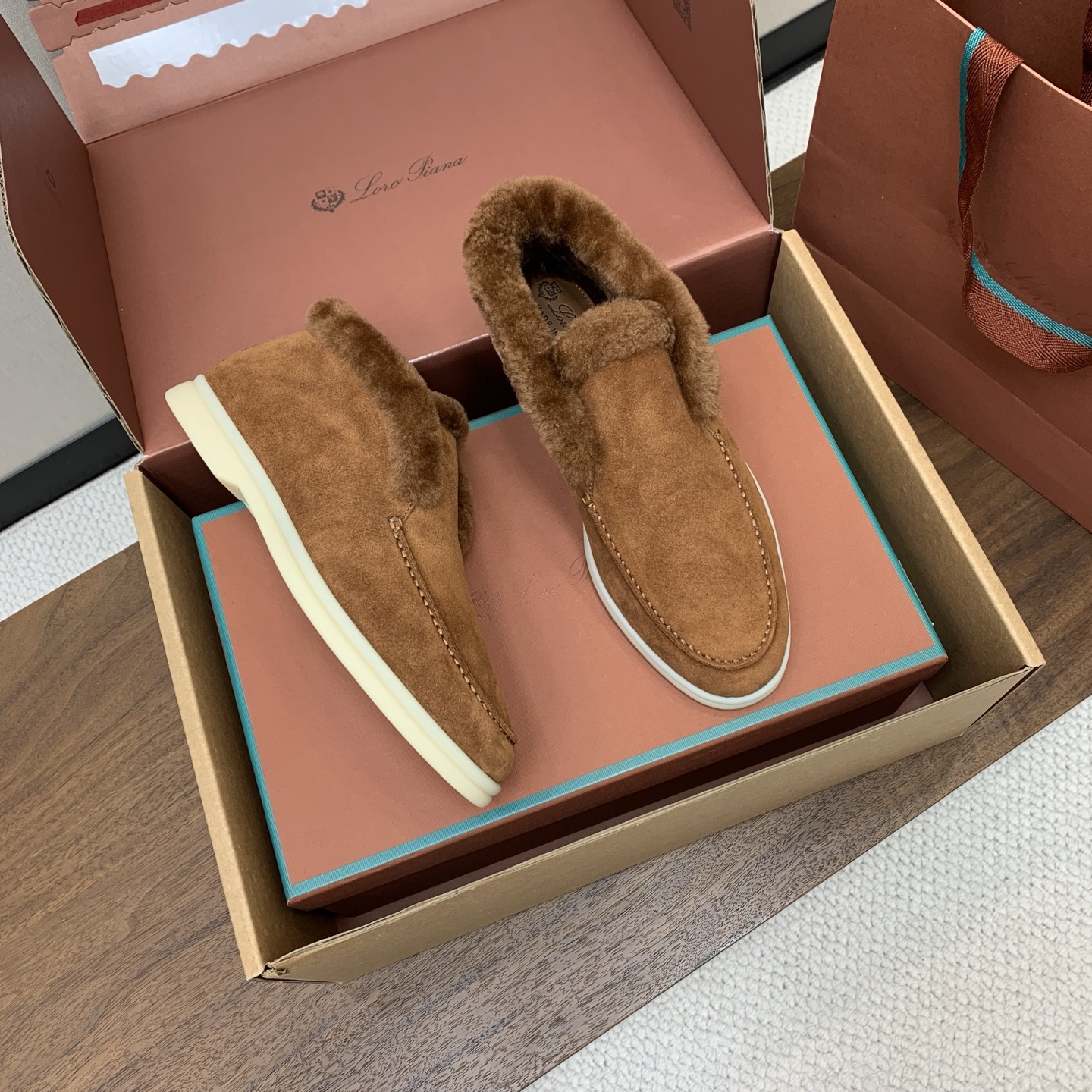【Loro Piana】情侣款顶级版本高帮毛里乐福鞋，原版一比一。品牌低调奢华柔软一贯纯色简约的设计风格。皮质柔软舒适度