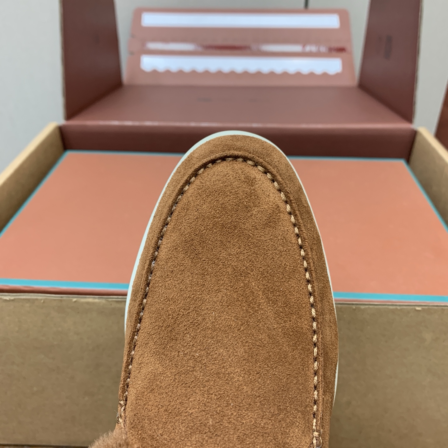 【Loro Piana】情侣款顶级版本高帮毛里乐福鞋，原版一比一。品牌低调奢华柔软一贯纯色简约的设计风格。皮质柔软舒适度