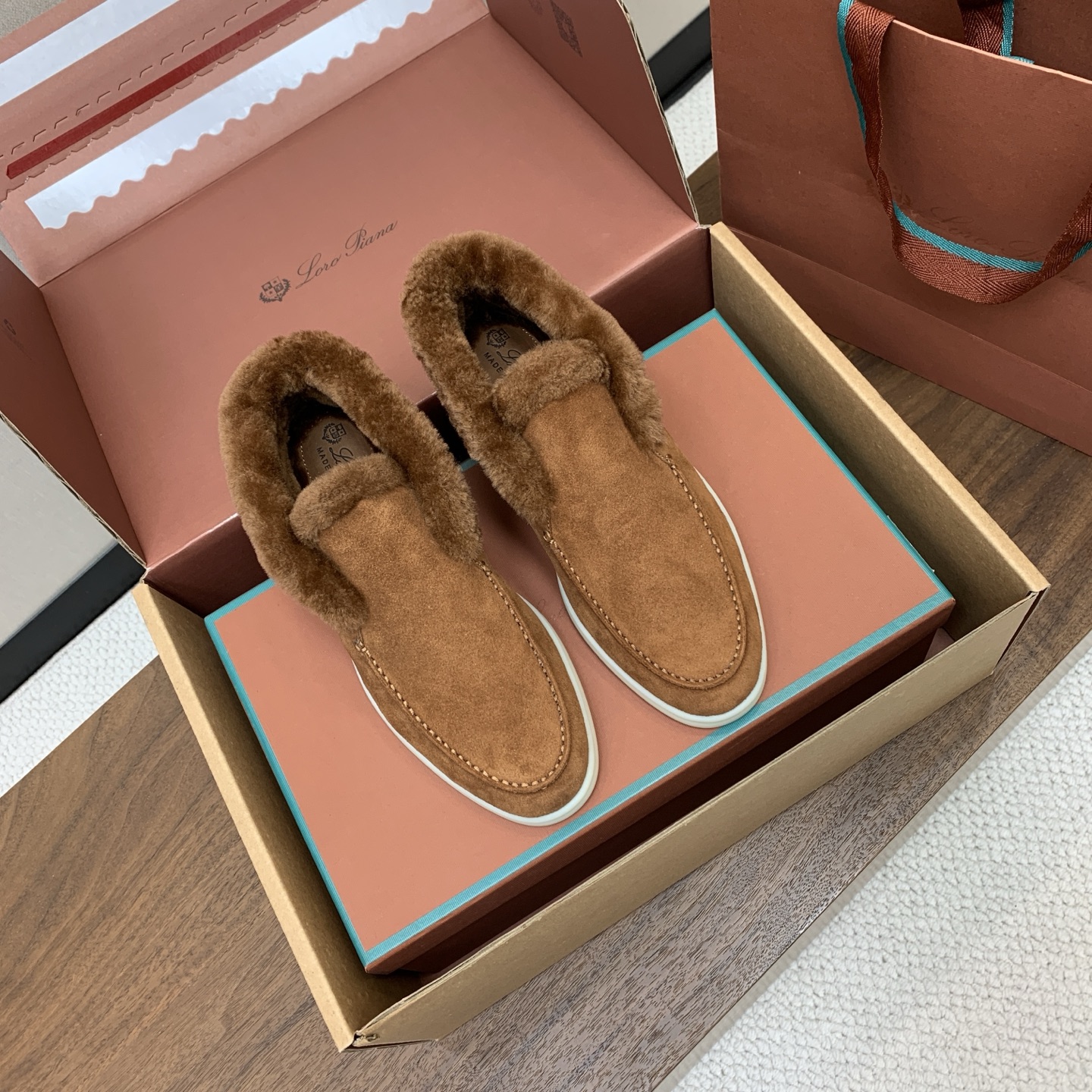 【Loro Piana】情侣款顶级版本高帮毛里乐福鞋，原版一比一。品牌低调奢华柔软一贯纯色简约的设计风格。皮质柔软舒适度
