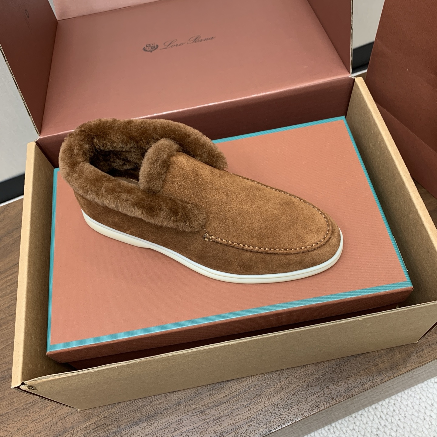 【Loro Piana】情侣款顶级版本高帮毛里乐福鞋，原版一比一。品牌低调奢华柔软一贯纯色简约的设计风格。皮质柔软舒适度