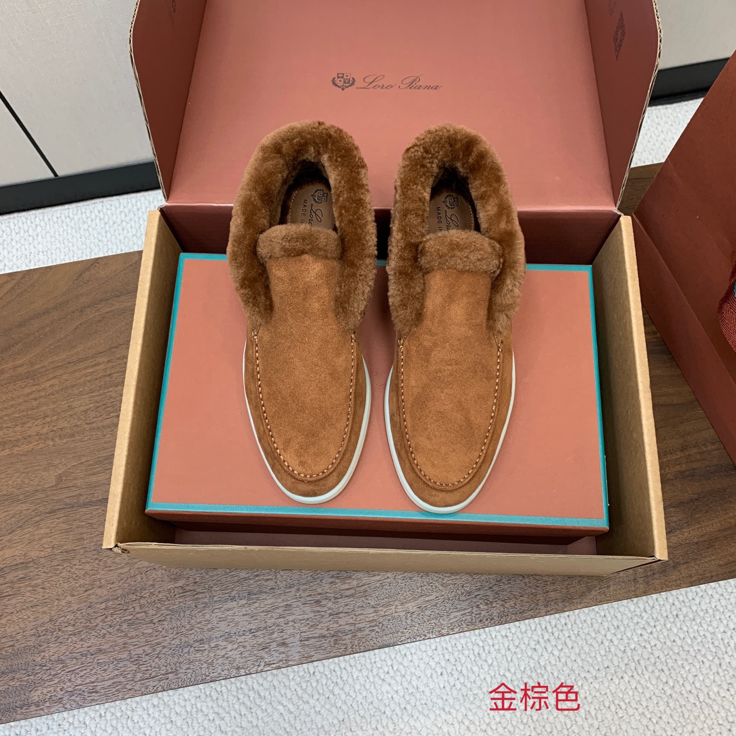 【Loro Piana】情侣款顶级版本高帮毛里乐福鞋，原版一比一。品牌低调奢华柔软一贯纯色简约的设计风格。皮质柔软舒适度