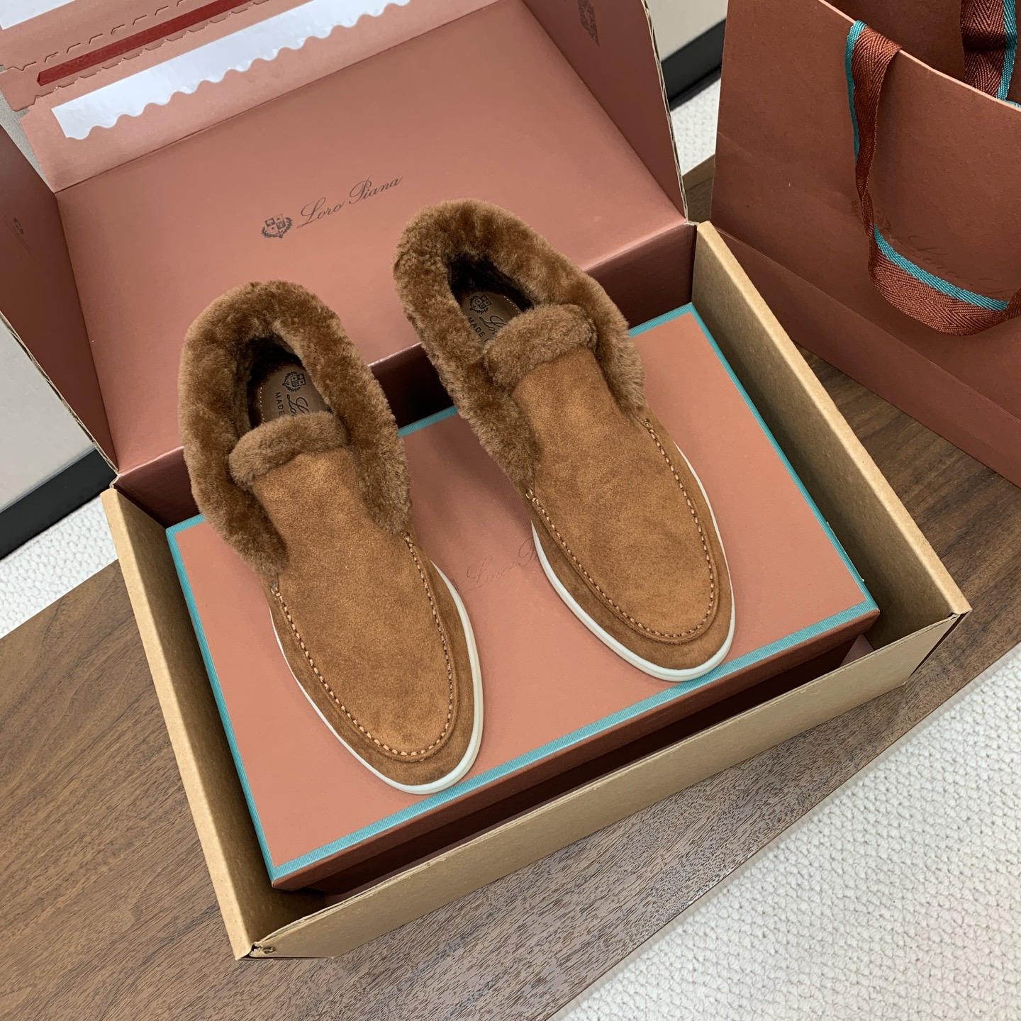 【Loro Piana】情侣款顶级版本高帮毛里乐福鞋，原版一比一。品牌低调奢华柔软一贯纯色简约的设计风格。皮质柔软舒适度