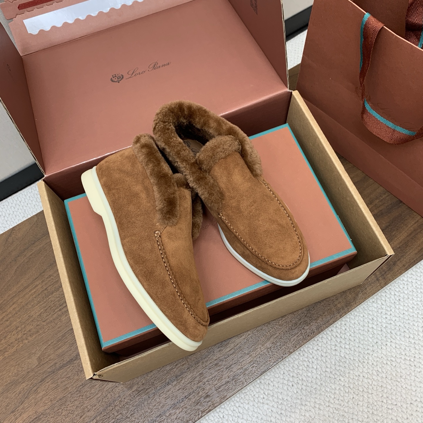 【Loro Piana】情侣款顶级版本高帮毛里乐福鞋，原版一比一。品牌低调奢华柔软一贯纯色简约的设计风格。皮质柔软舒适度