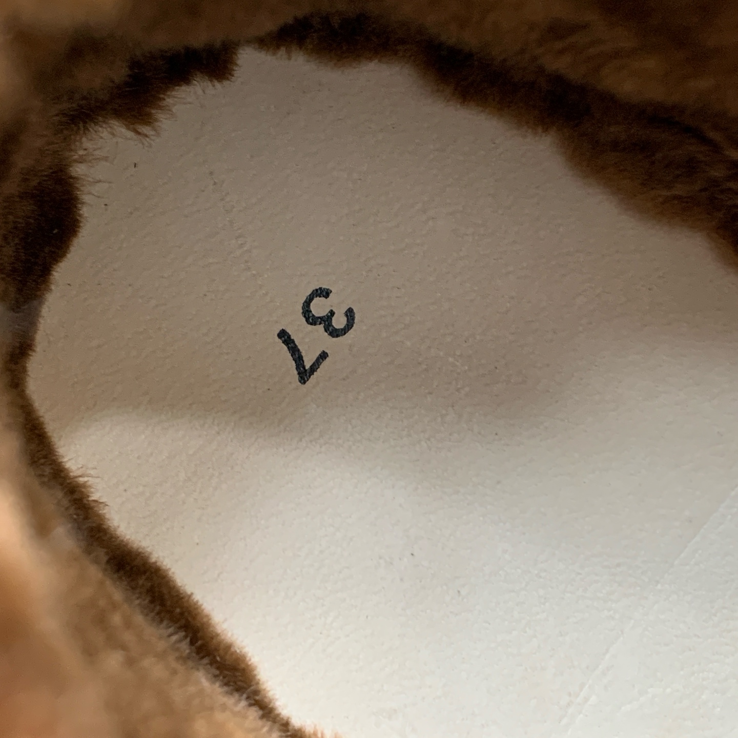 【Loro Piana】情侣款顶级版本高帮毛里乐福鞋，原版一比一。品牌低调奢华柔软一贯纯色简约的设计风格。皮质柔软舒适度