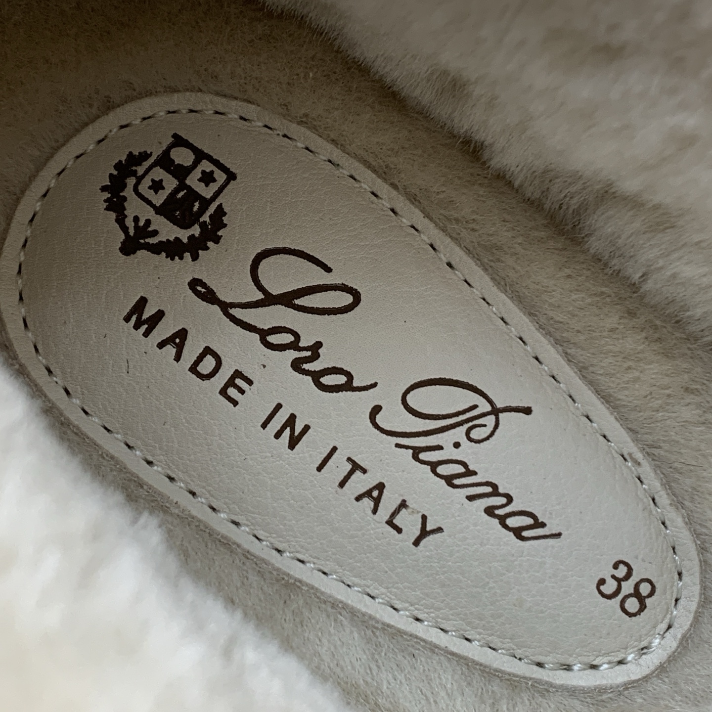 【Loro Piana】情侣款顶级版本高帮毛里乐福鞋，原版一比一。品牌低调奢华柔软一贯纯色简约的设计风格。皮质柔软舒适度
