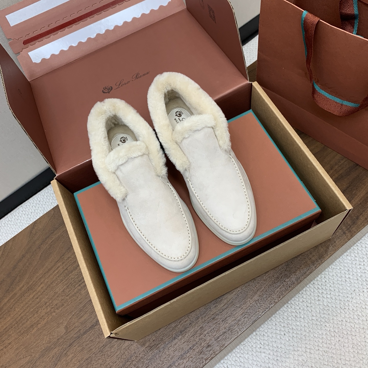 【Loro Piana】情侣款顶级版本高帮毛里乐福鞋，原版一比一。品牌低调奢华柔软一贯纯色简约的设计风格。皮质柔软舒适度