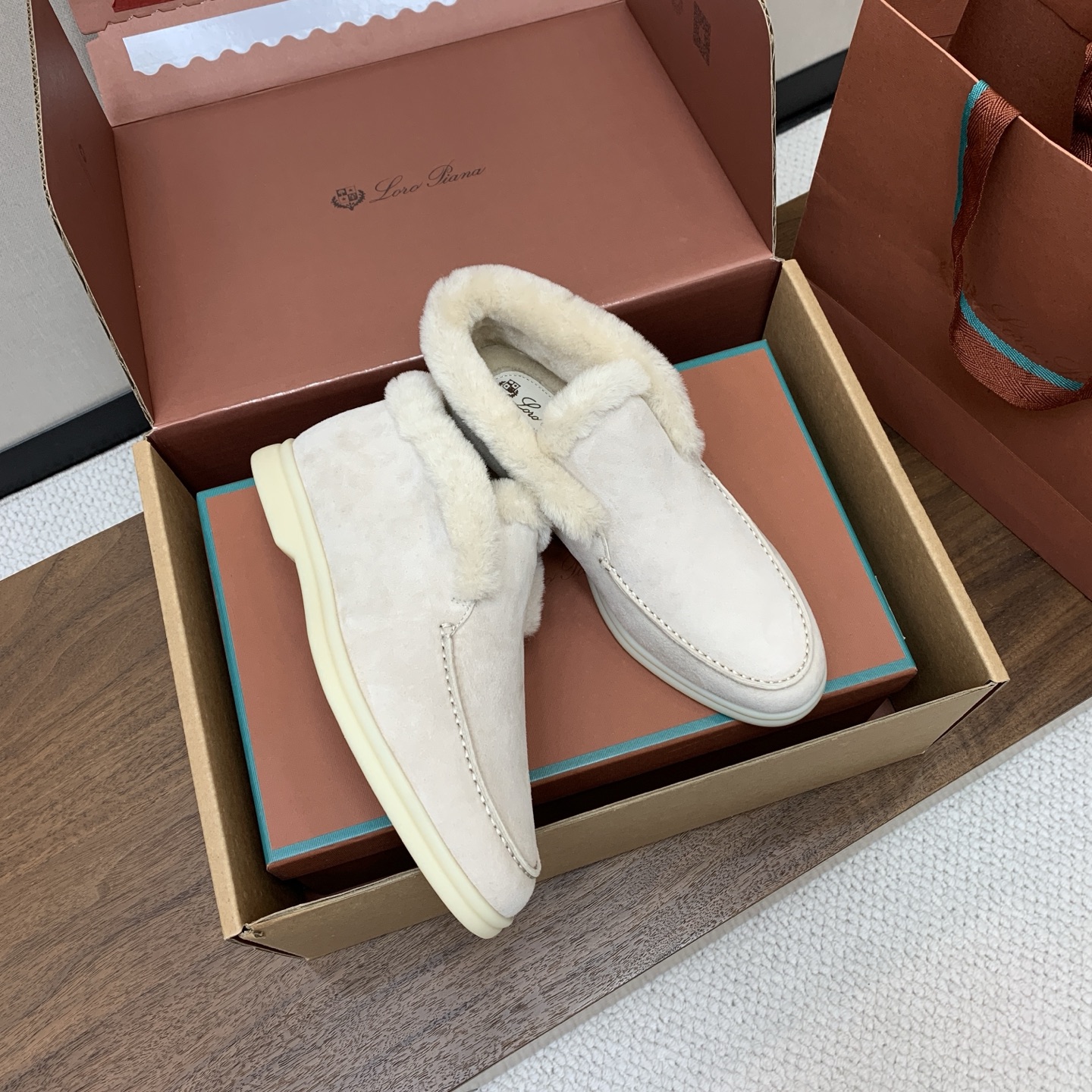 【Loro Piana】情侣款顶级版本高帮毛里乐福鞋，原版一比一。品牌低调奢华柔软一贯纯色简约的设计风格。皮质柔软舒适度