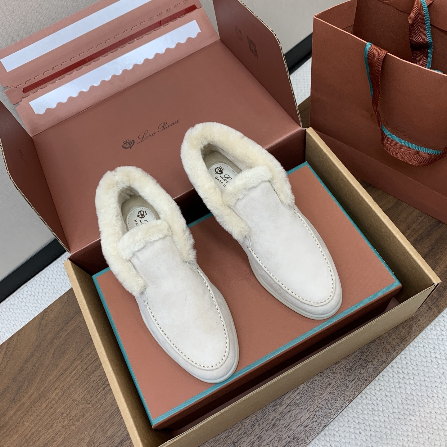 【Loro Piana】情侣款顶级版本高帮毛里乐福鞋，原版一比一。品牌低调奢华柔软一贯纯色简约的设计风格。皮质柔软舒适度