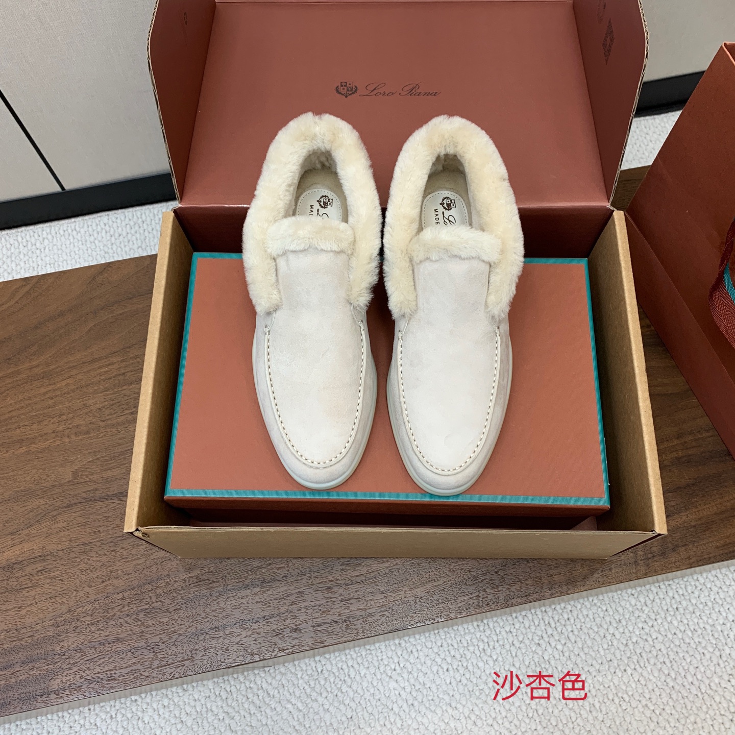 【Loro Piana】情侣款顶级版本高帮毛里乐福鞋，原版一比一。品牌低调奢华柔软一贯纯色简约的设计风格。皮质柔软舒适度