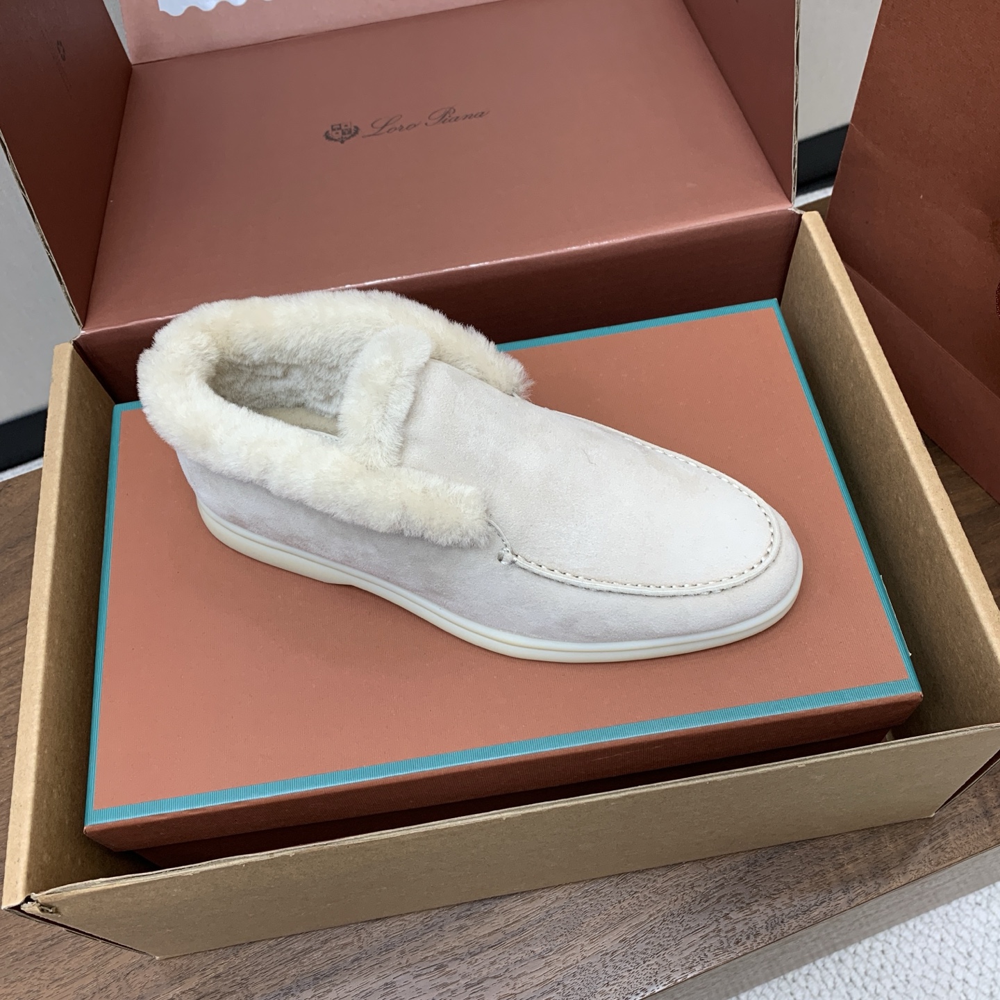 【Loro Piana】情侣款顶级版本高帮毛里乐福鞋，原版一比一。品牌低调奢华柔软一贯纯色简约的设计风格。皮质柔软舒适度