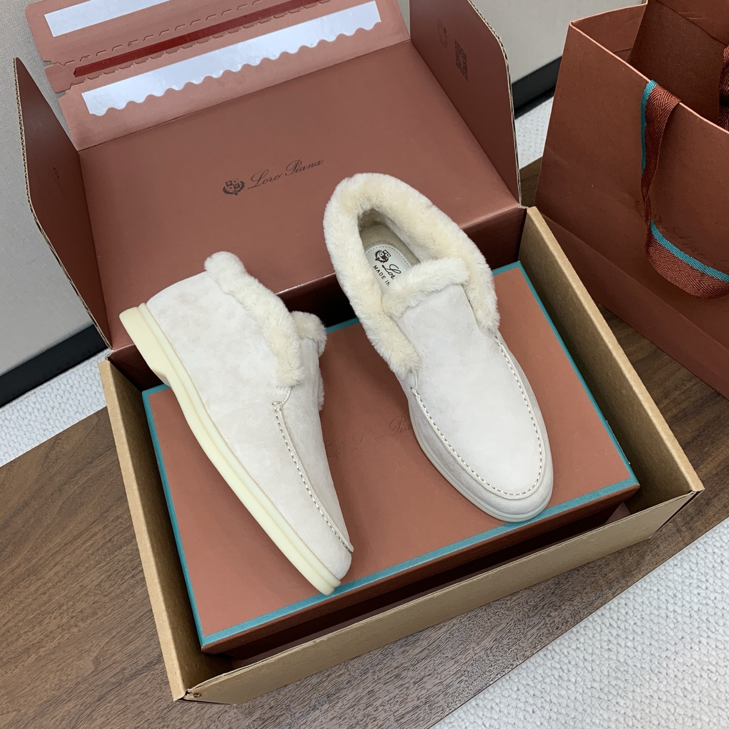 【Loro Piana】情侣款顶级版本高帮毛里乐福鞋，原版一比一。品牌低调奢华柔软一贯纯色简约的设计风格。皮质柔软舒适度