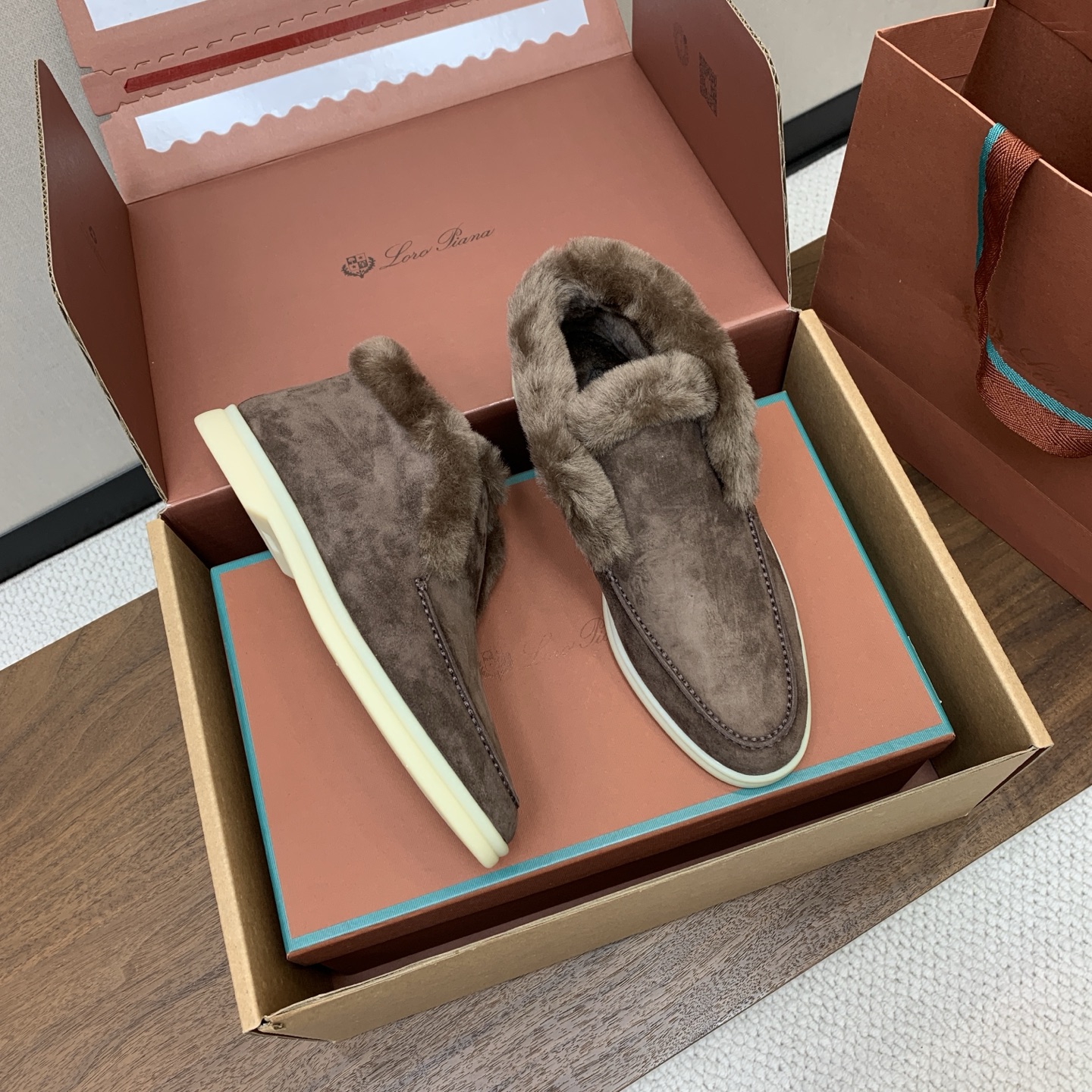 【Loro Piana】情侣款顶级版本高帮毛里乐福鞋,原版一比一。品牌低调奢华柔软一贯纯色简约的设计风格。皮质柔软舒适度 【Loro Piana】情侣款顶级版本高帮毛里乐福鞋,原版一比一。品牌低调奢华柔软一贯纯色简约的设计风格。皮质柔软舒适度