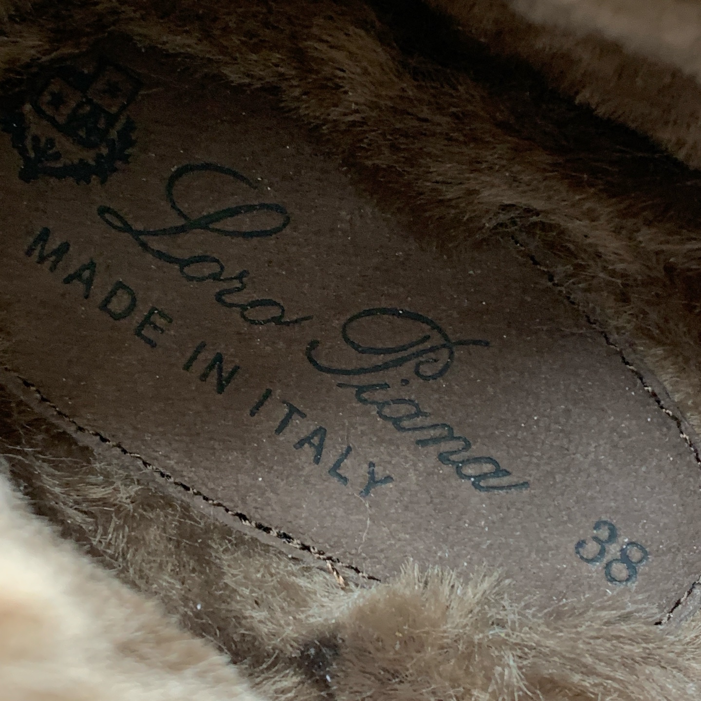 【Loro Piana】情侣款顶级版本高帮毛里乐福鞋,原版一比一。品牌低调奢华柔软一贯纯色简约的设计风格。皮质柔软舒适度 【Loro Piana】情侣款顶级版本高帮毛里乐福鞋,原版一比一。品牌低调奢华柔软一贯纯色简约的设计风格。皮质柔软舒适度