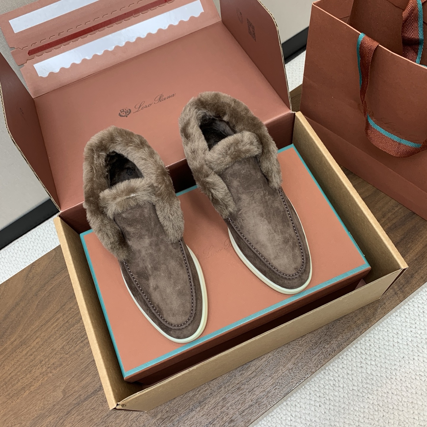 【Loro Piana】情侣款顶级版本高帮毛里乐福鞋,原版一比一。品牌低调奢华柔软一贯纯色简约的设计风格。皮质柔软舒适度 【Loro Piana】情侣款顶级版本高帮毛里乐福鞋,原版一比一。品牌低调奢华柔软一贯纯色简约的设计风格。皮质柔软舒适度