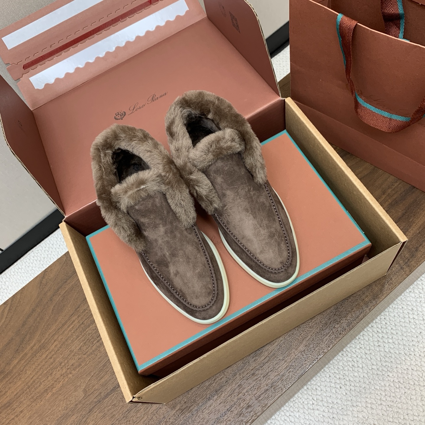 【Loro Piana】情侣款顶级版本高帮毛里乐福鞋,原版一比一。品牌低调奢华柔软一贯纯色简约的设计风格。皮质柔软舒适度 【Loro Piana】情侣款顶级版本高帮毛里乐福鞋,原版一比一。品牌低调奢华柔软一贯纯色简约的设计风格。皮质柔软舒适度