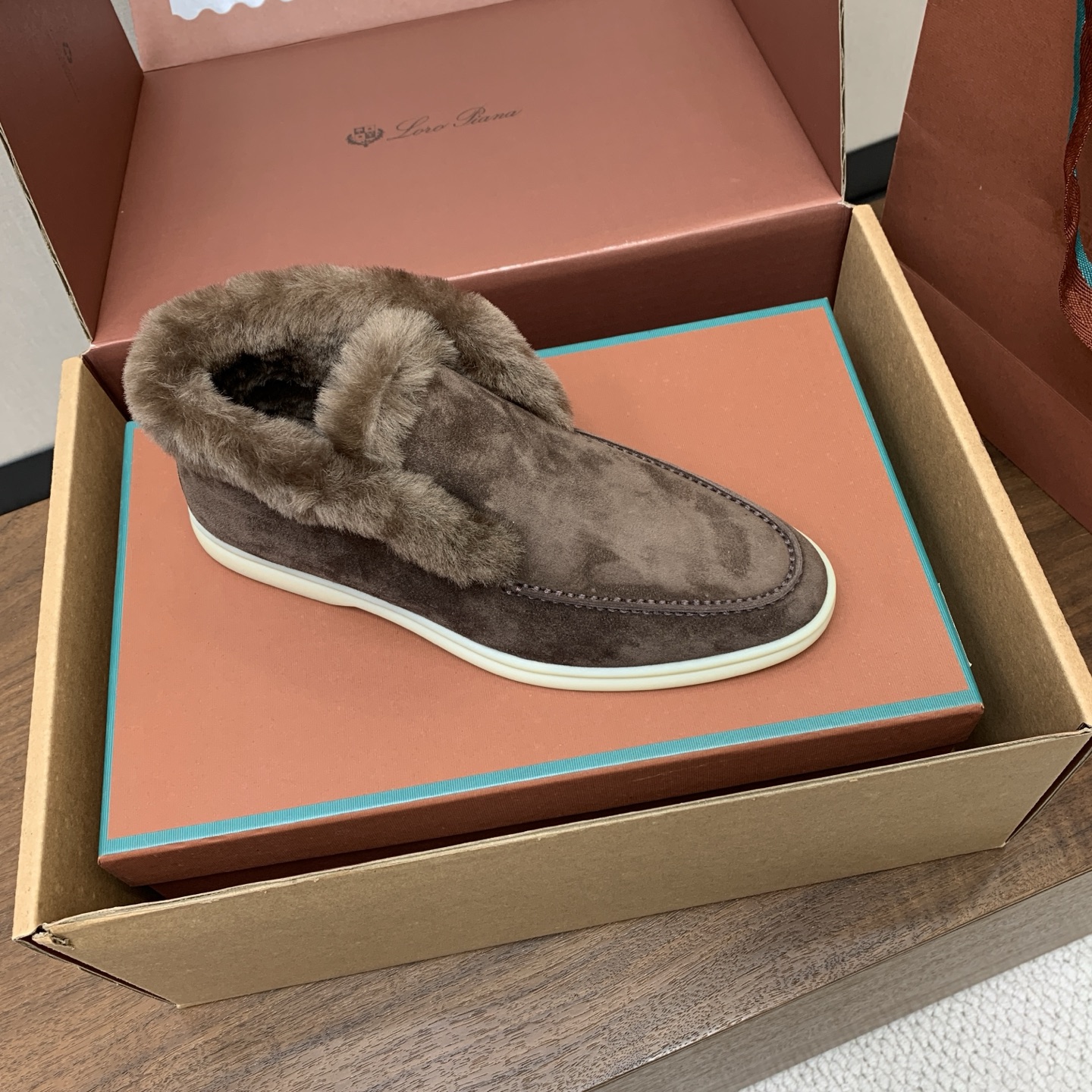 【Loro Piana】情侣款顶级版本高帮毛里乐福鞋,原版一比一。品牌低调奢华柔软一贯纯色简约的设计风格。皮质柔软舒适度 【Loro Piana】情侣款顶级版本高帮毛里乐福鞋,原版一比一。品牌低调奢华柔软一贯纯色简约的设计风格。皮质柔软舒适度