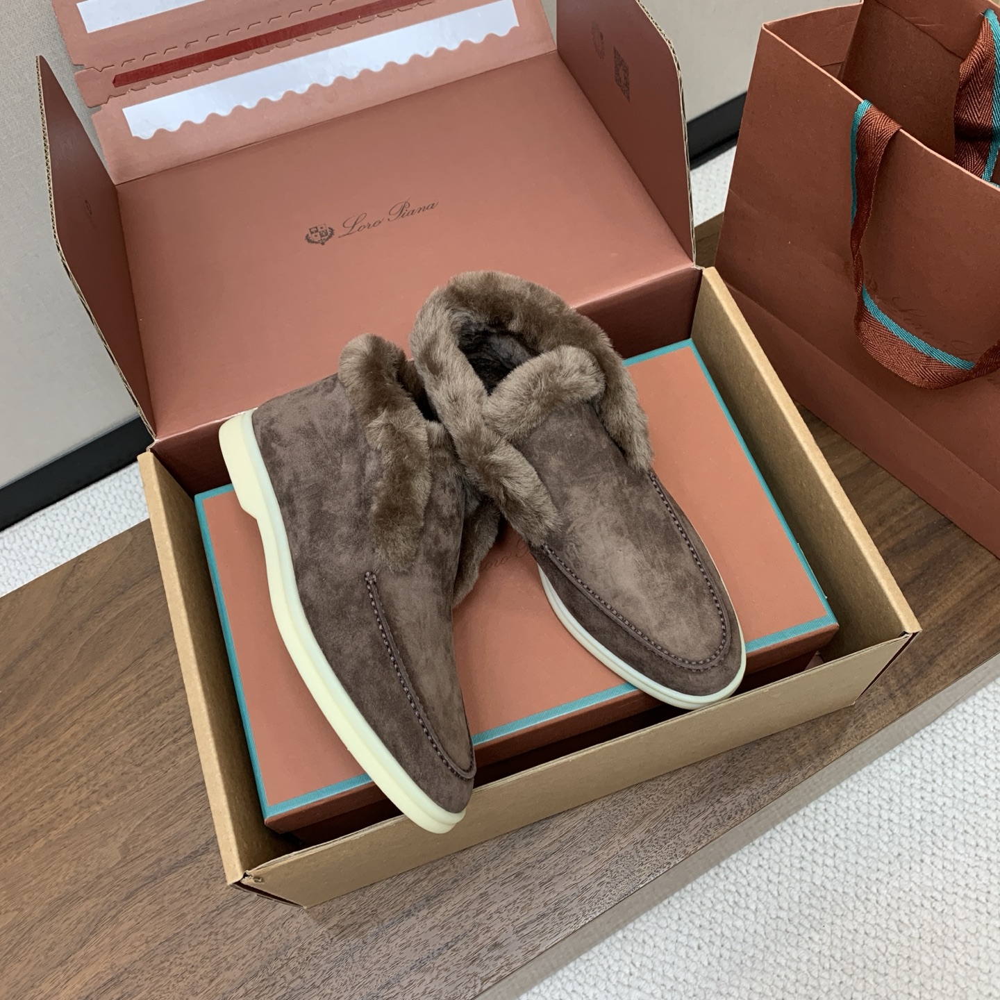 【Loro Piana】情侣款顶级版本高帮毛里乐福鞋,原版一比一。品牌低调奢华柔软一贯纯色简约的设计风格。皮质柔软舒适度 【Loro Piana】情侣款顶级版本高帮毛里乐福鞋,原版一比一。品牌低调奢华柔软一贯纯色简约的设计风格。皮质柔软舒适度