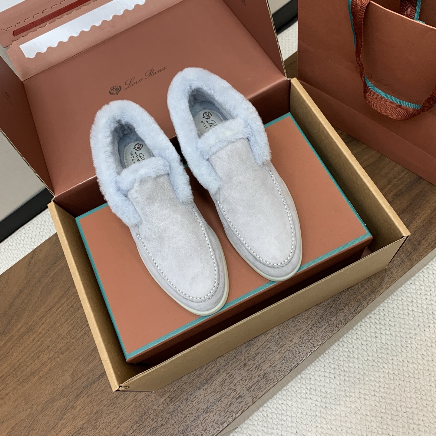 【Loro Piana】情侣款顶级版本高帮毛里乐福鞋,原版一比一。品牌低调奢华柔软一贯纯色简约的设计风格。皮质柔软舒适度 【Loro Piana】情侣款顶级版本高帮毛里乐福鞋,原版一比一。品牌低调奢华柔软一贯纯色简约的设计风格。皮质柔软舒适度
