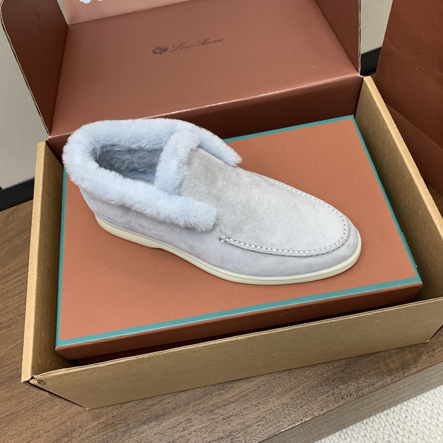 【Loro Piana】情侣款顶级版本高帮毛里乐福鞋,原版一比一。品牌低调奢华柔软一贯纯色简约的设计风格。皮质柔软舒适度 【Loro Piana】情侣款顶级版本高帮毛里乐福鞋,原版一比一。品牌低调奢华柔软一贯纯色简约的设计风格。皮质柔软舒适度