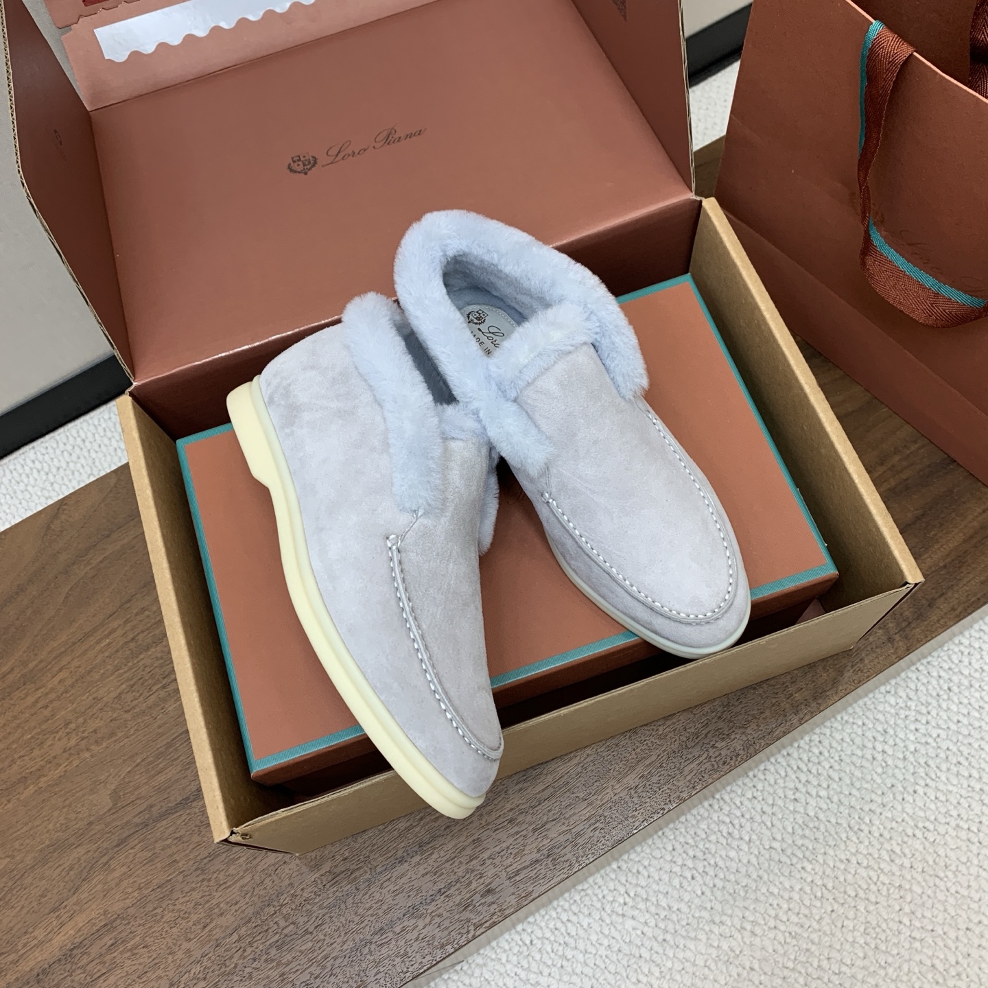 【Loro Piana】情侣款顶级版本高帮毛里乐福鞋,原版一比一。品牌低调奢华柔软一贯纯色简约的设计风格。皮质柔软舒适度 【Loro Piana】情侣款顶级版本高帮毛里乐福鞋,原版一比一。品牌低调奢华柔软一贯纯色简约的设计风格。皮质柔软舒适度