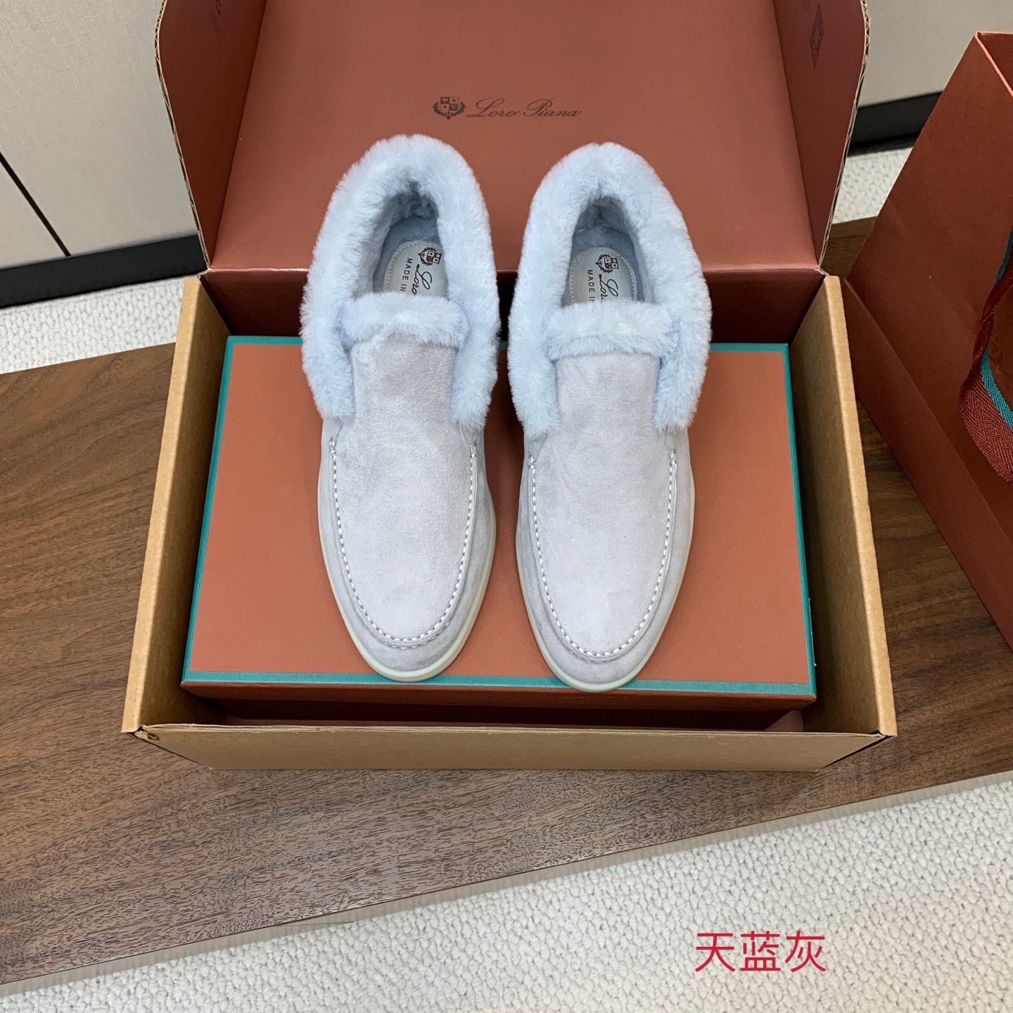 【Loro Piana】情侣款顶级版本高帮毛里乐福鞋,原版一比一。品牌低调奢华柔软一贯纯色简约的设计风格。皮质柔软舒适度 【Loro Piana】情侣款顶级版本高帮毛里乐福鞋,原版一比一。品牌低调奢华柔软一贯纯色简约的设计风格。皮质柔软舒适度