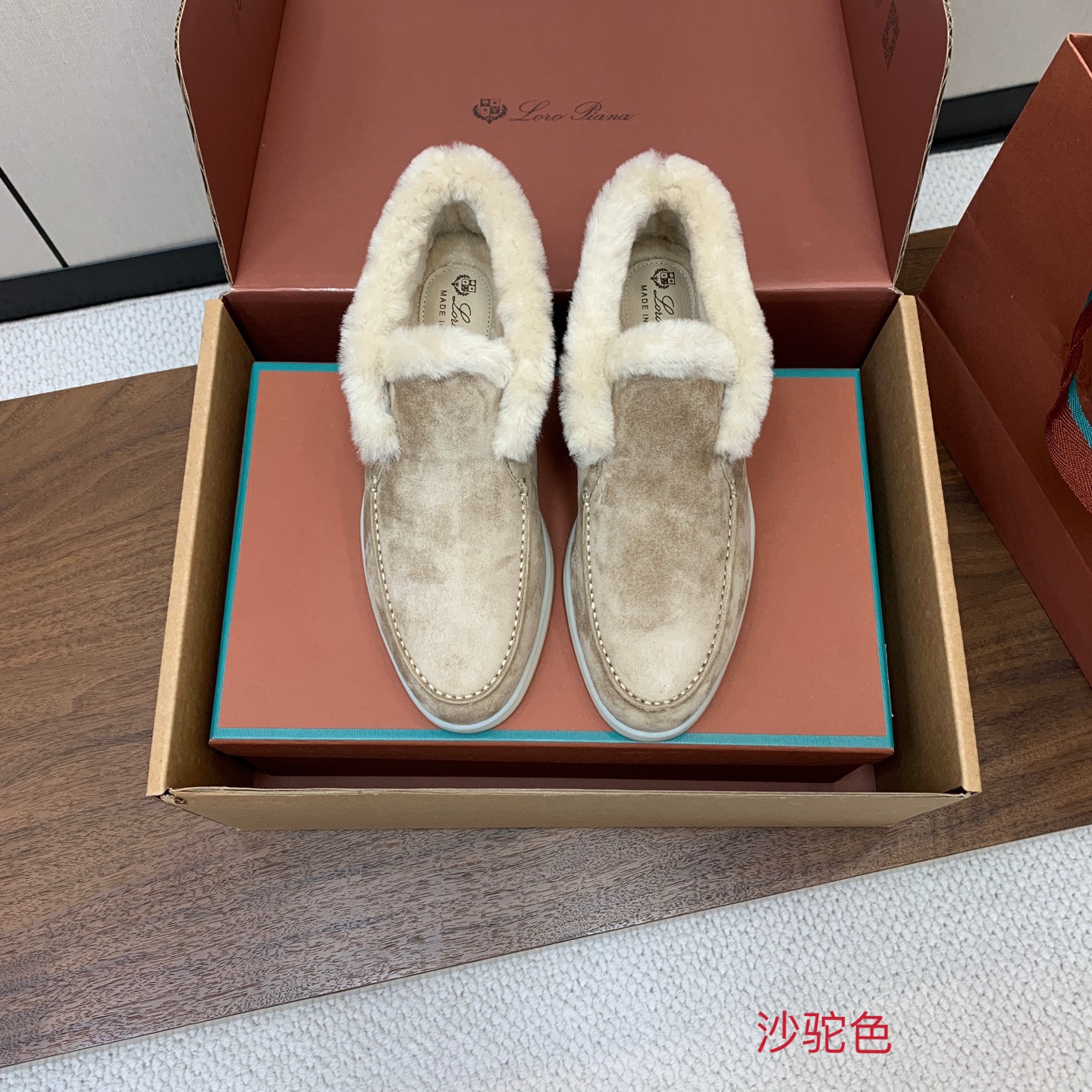 【Loro Piana】情侣款顶级版本高帮毛里乐福鞋,原版一比一。品牌低调奢华柔软一贯纯色简约的设计风格。皮质柔软舒适度 【Loro Piana】情侣款顶级版本高帮毛里乐福鞋,原版一比一。品牌低调奢华柔软一贯纯色简约的设计风格。皮质柔软舒适度