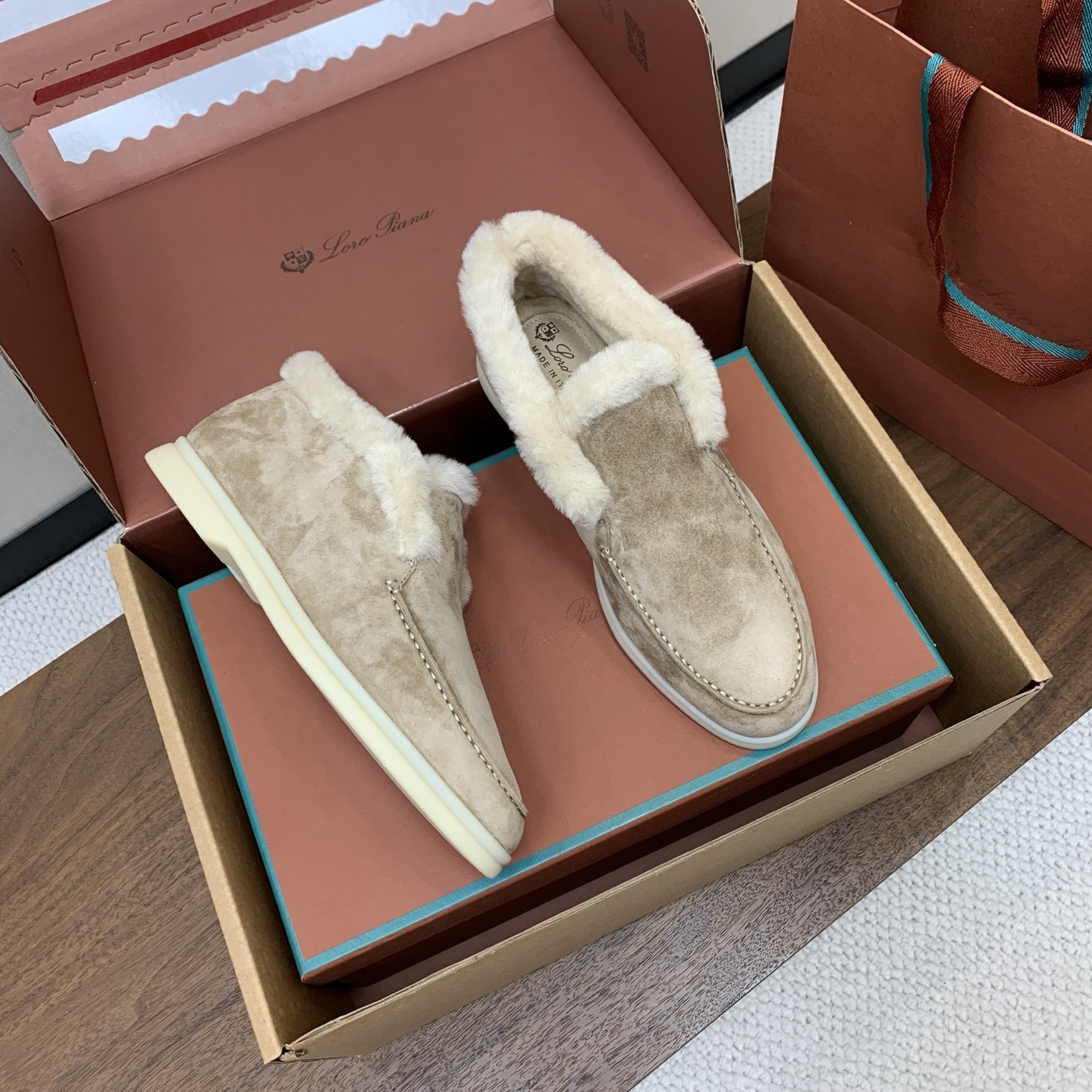 【Loro Piana】情侣款顶级版本高帮毛里乐福鞋,原版一比一。品牌低调奢华柔软一贯纯色简约的设计风格。皮质柔软舒适度 【Loro Piana】情侣款顶级版本高帮毛里乐福鞋,原版一比一。品牌低调奢华柔软一贯纯色简约的设计风格。皮质柔软舒适度