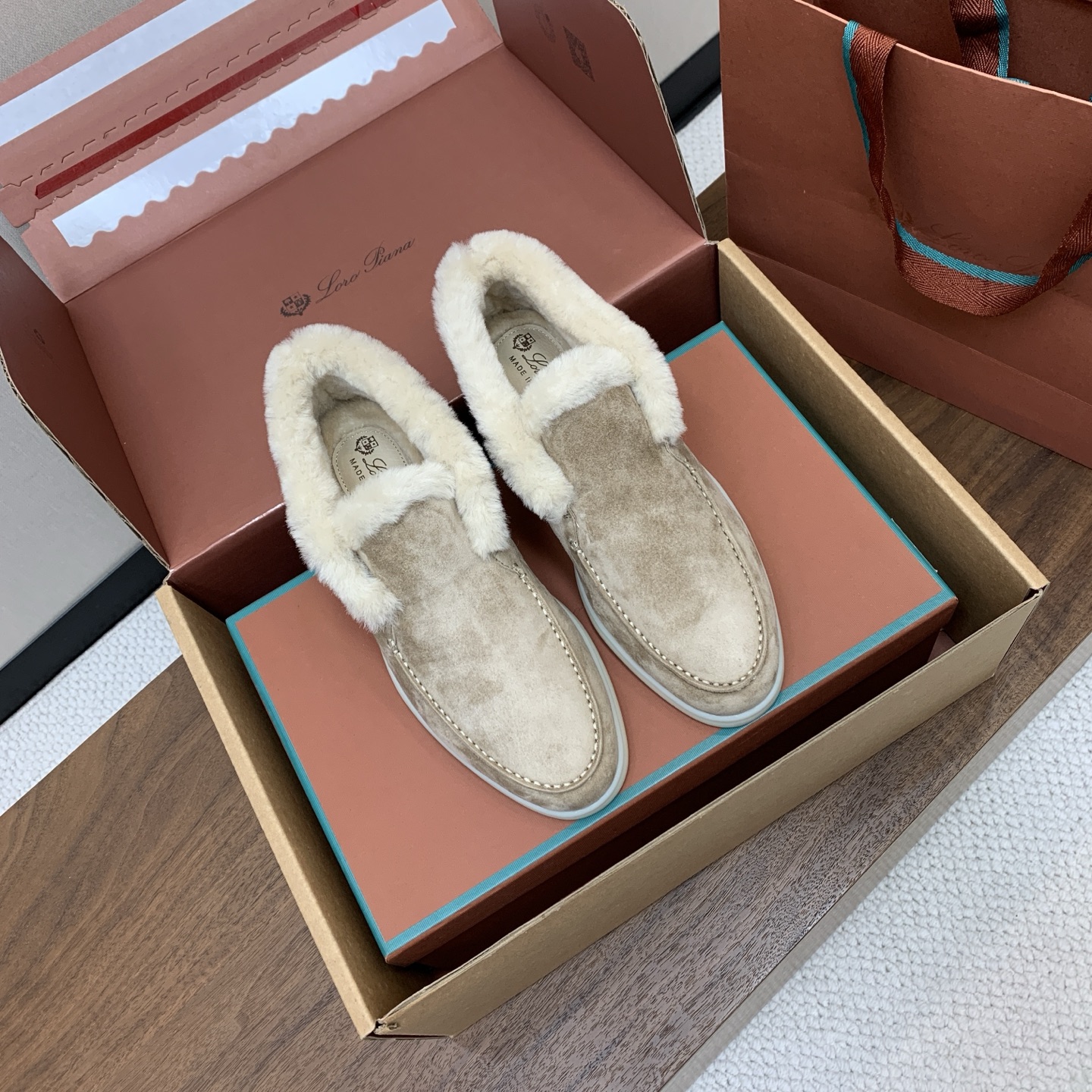 【Loro Piana】情侣款顶级版本高帮毛里乐福鞋,原版一比一。品牌低调奢华柔软一贯纯色简约的设计风格。皮质柔软舒适度 【Loro Piana】情侣款顶级版本高帮毛里乐福鞋,原版一比一。品牌低调奢华柔软一贯纯色简约的设计风格。皮质柔软舒适度