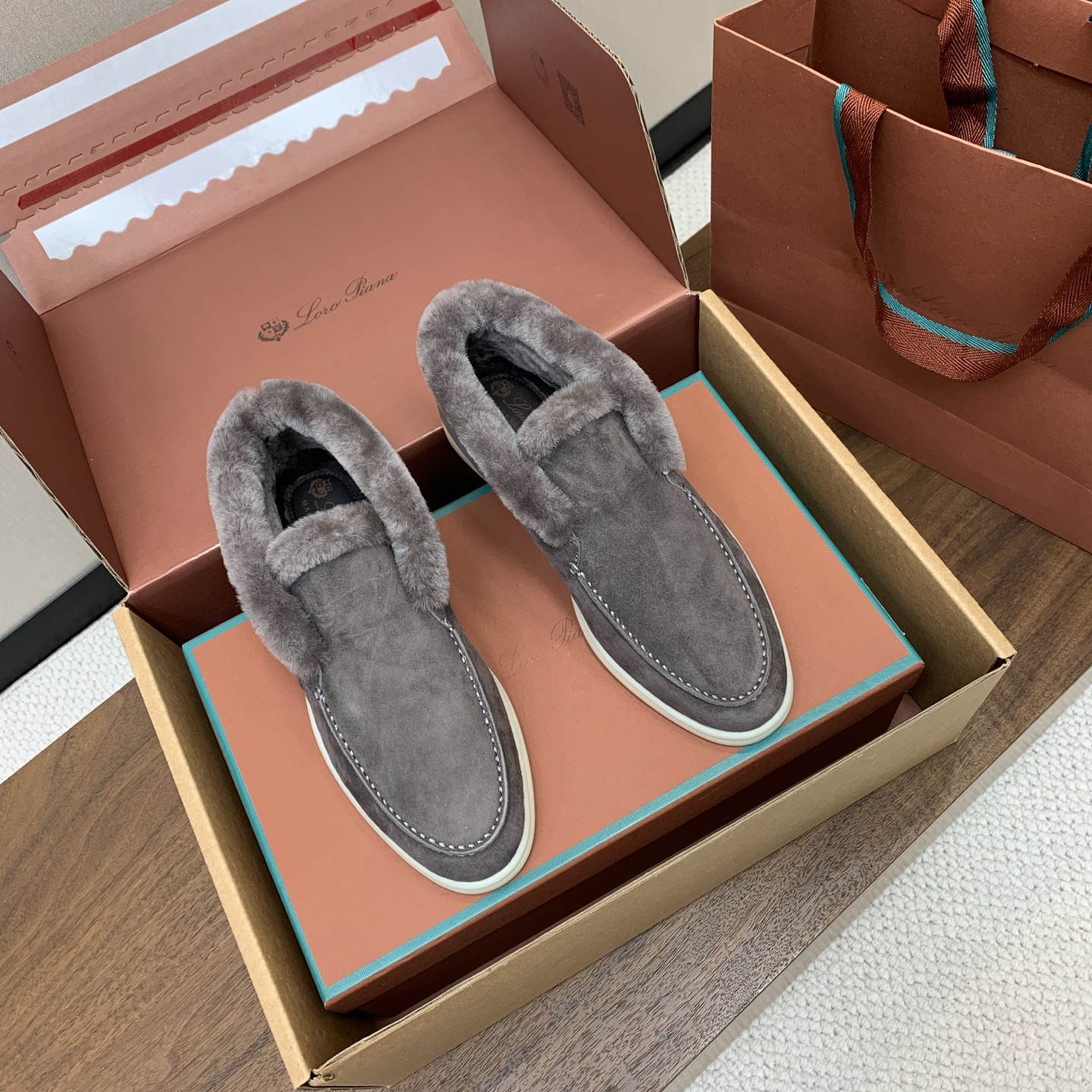 【Loro Piana】情侣款顶级版本高帮毛里乐福鞋,原版一比一。品牌低调奢华柔软一贯纯色简约的设计风格。皮质柔软舒适度 【Loro Piana】情侣款顶级版本高帮毛里乐福鞋,原版一比一。品牌低调奢华柔软一贯纯色简约的设计风格。皮质柔软舒适度