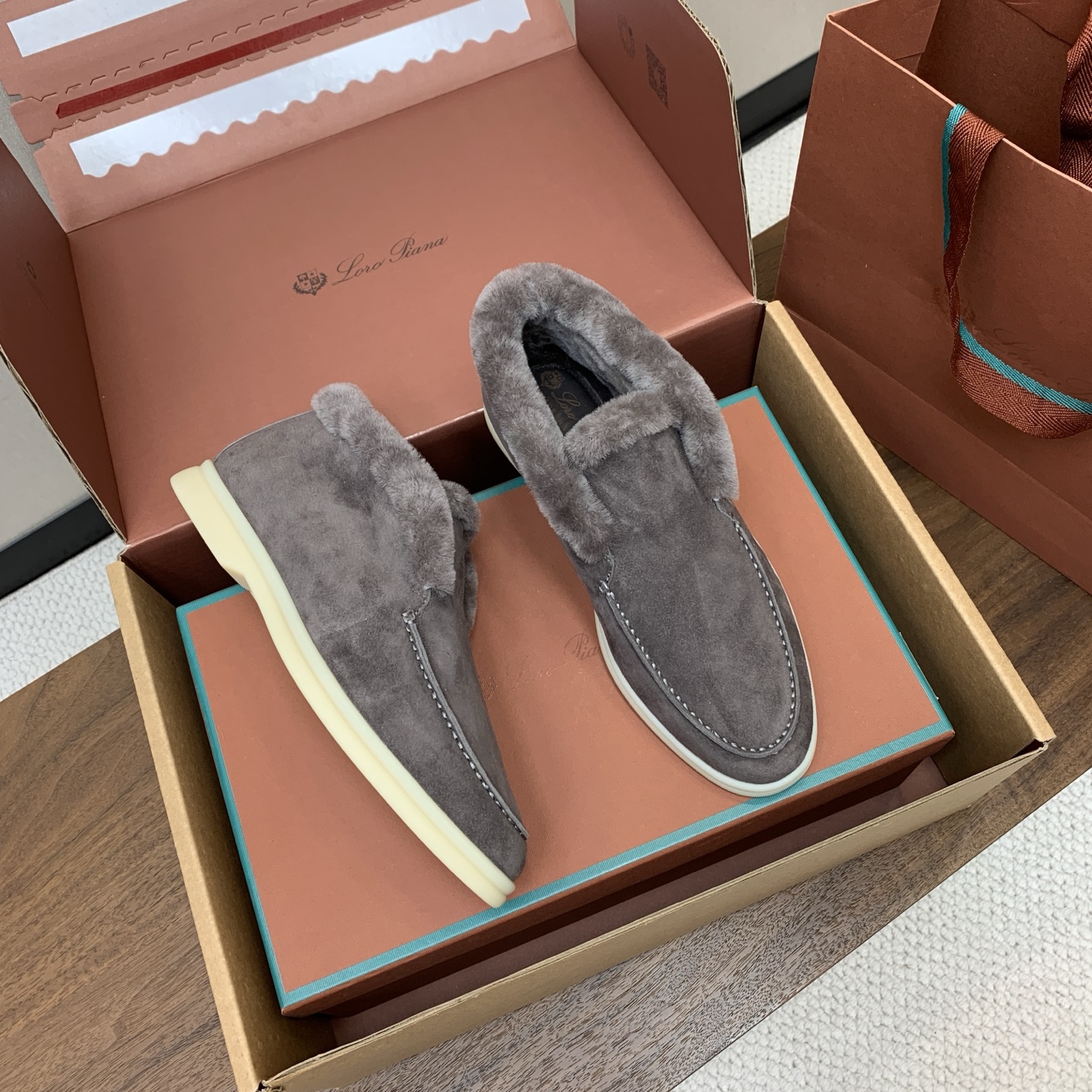 【Loro Piana】情侣款顶级版本高帮毛里乐福鞋,原版一比一。品牌低调奢华柔软一贯纯色简约的设计风格。皮质柔软舒适度 【Loro Piana】情侣款顶级版本高帮毛里乐福鞋,原版一比一。品牌低调奢华柔软一贯纯色简约的设计风格。皮质柔软舒适度