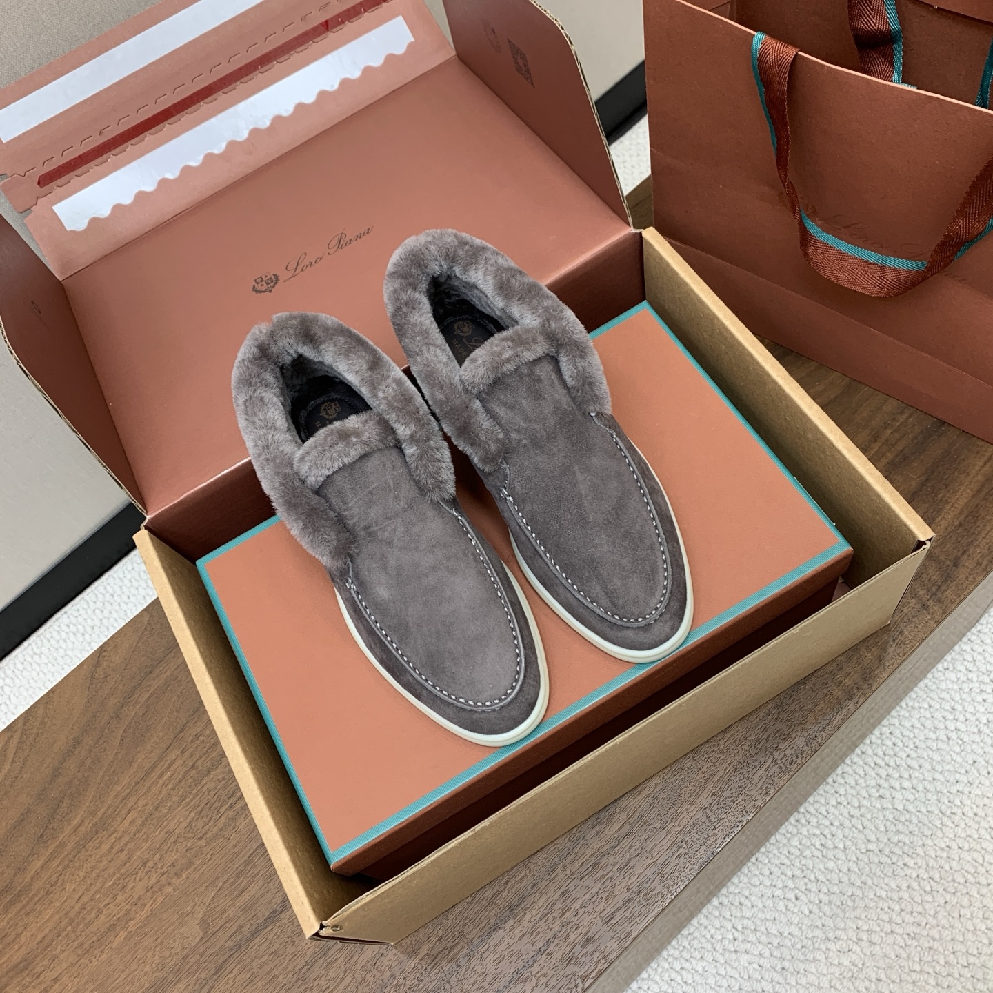 【Loro Piana】情侣款顶级版本高帮毛里乐福鞋,原版一比一。品牌低调奢华柔软一贯纯色简约的设计风格。皮质柔软舒适度 【Loro Piana】情侣款顶级版本高帮毛里乐福鞋,原版一比一。品牌低调奢华柔软一贯纯色简约的设计风格。皮质柔软舒适度