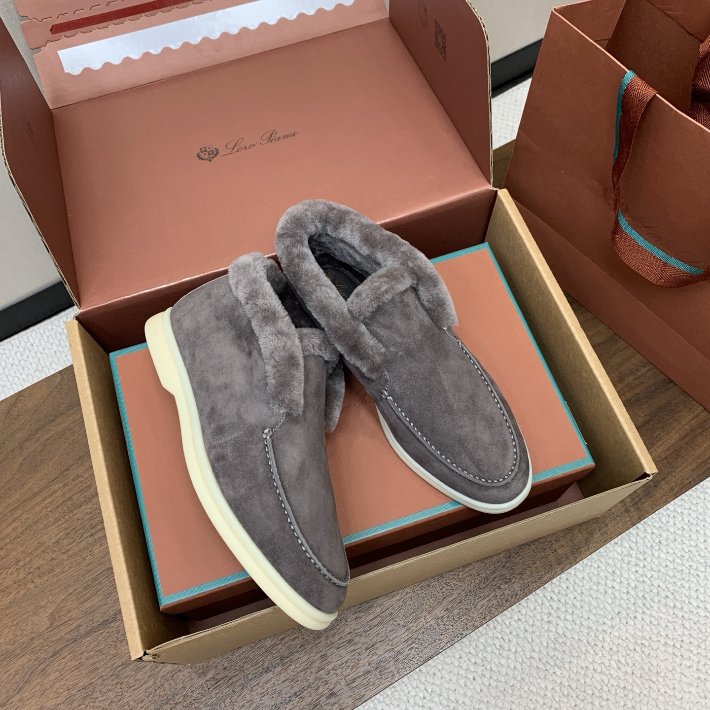 【Loro Piana】情侣款顶级版本高帮毛里乐福鞋,原版一比一。品牌低调奢华柔软一贯纯色简约的设计风格。皮质柔软舒适度 【Loro Piana】情侣款顶级版本高帮毛里乐福鞋,原版一比一。品牌低调奢华柔软一贯纯色简约的设计风格。皮质柔软舒适度