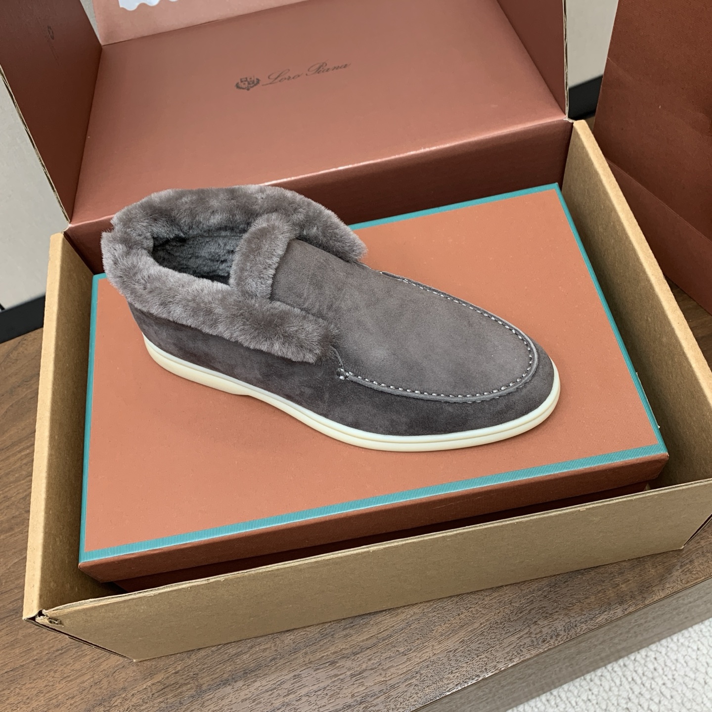 【Loro Piana】情侣款顶级版本高帮毛里乐福鞋,原版一比一。品牌低调奢华柔软一贯纯色简约的设计风格。皮质柔软舒适度 【Loro Piana】情侣款顶级版本高帮毛里乐福鞋,原版一比一。品牌低调奢华柔软一贯纯色简约的设计风格。皮质柔软舒适度