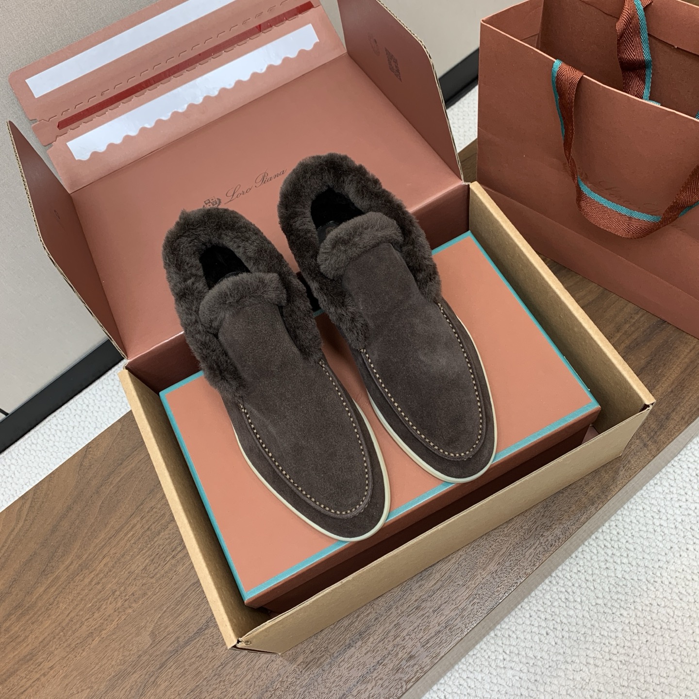 【Loro Piana】情侣款顶级版本高帮毛里乐福鞋,原版一比一。品牌低调奢华柔软一贯纯色简约的设计风格。皮质柔软舒适度 【Loro Piana】情侣款顶级版本高帮毛里乐福鞋,原版一比一。品牌低调奢华柔软一贯纯色简约的设计风格。皮质柔软舒适度