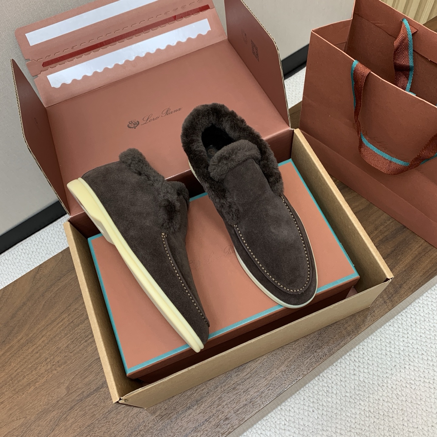 【Loro Piana】情侣款顶级版本高帮毛里乐福鞋,原版一比一。品牌低调奢华柔软一贯纯色简约的设计风格。皮质柔软舒适度 【Loro Piana】情侣款顶级版本高帮毛里乐福鞋,原版一比一。品牌低调奢华柔软一贯纯色简约的设计风格。皮质柔软舒适度