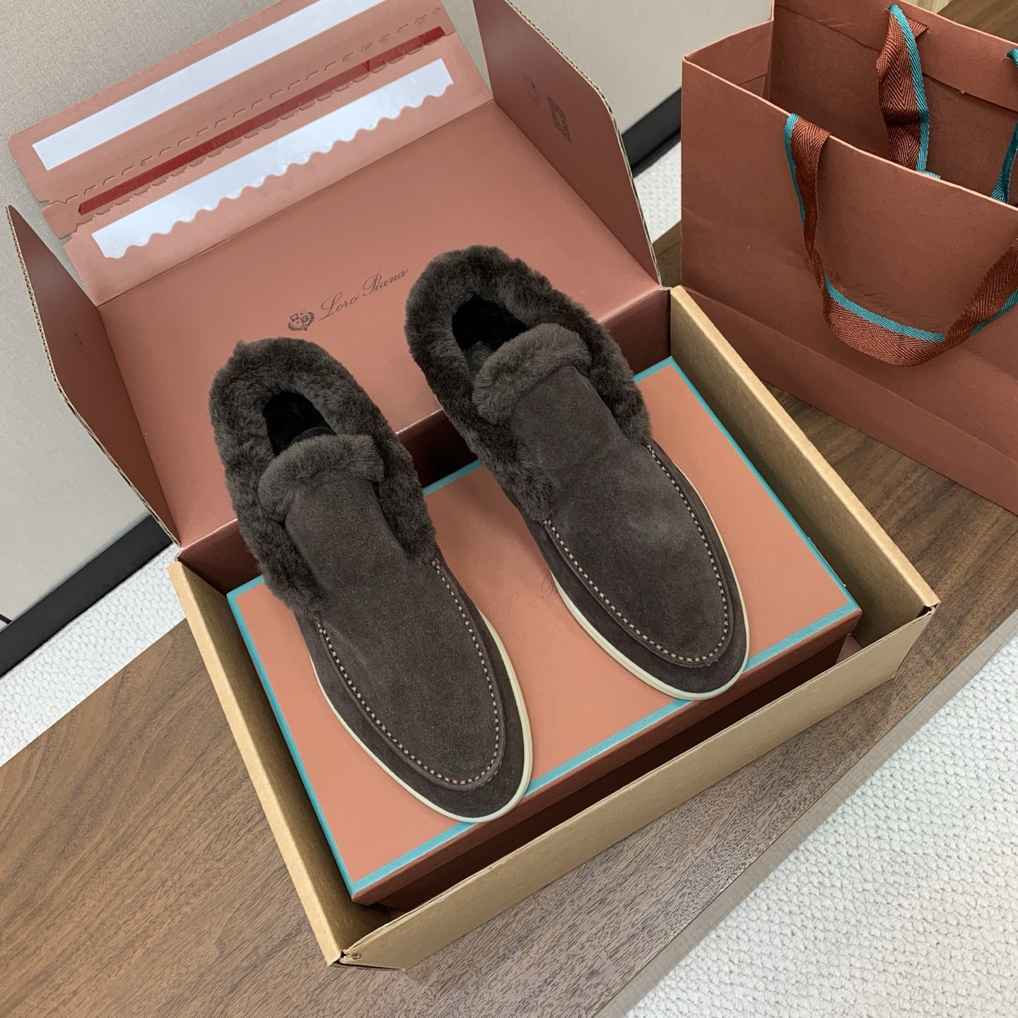 【Loro Piana】情侣款顶级版本高帮毛里乐福鞋,原版一比一。品牌低调奢华柔软一贯纯色简约的设计风格。皮质柔软舒适度 【Loro Piana】情侣款顶级版本高帮毛里乐福鞋,原版一比一。品牌低调奢华柔软一贯纯色简约的设计风格。皮质柔软舒适度