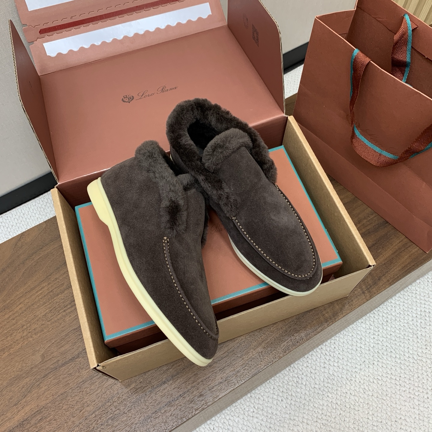 【Loro Piana】情侣款顶级版本高帮毛里乐福鞋,原版一比一。品牌低调奢华柔软一贯纯色简约的设计风格。皮质柔软舒适度 【Loro Piana】情侣款顶级版本高帮毛里乐福鞋,原版一比一。品牌低调奢华柔软一贯纯色简约的设计风格。皮质柔软舒适度