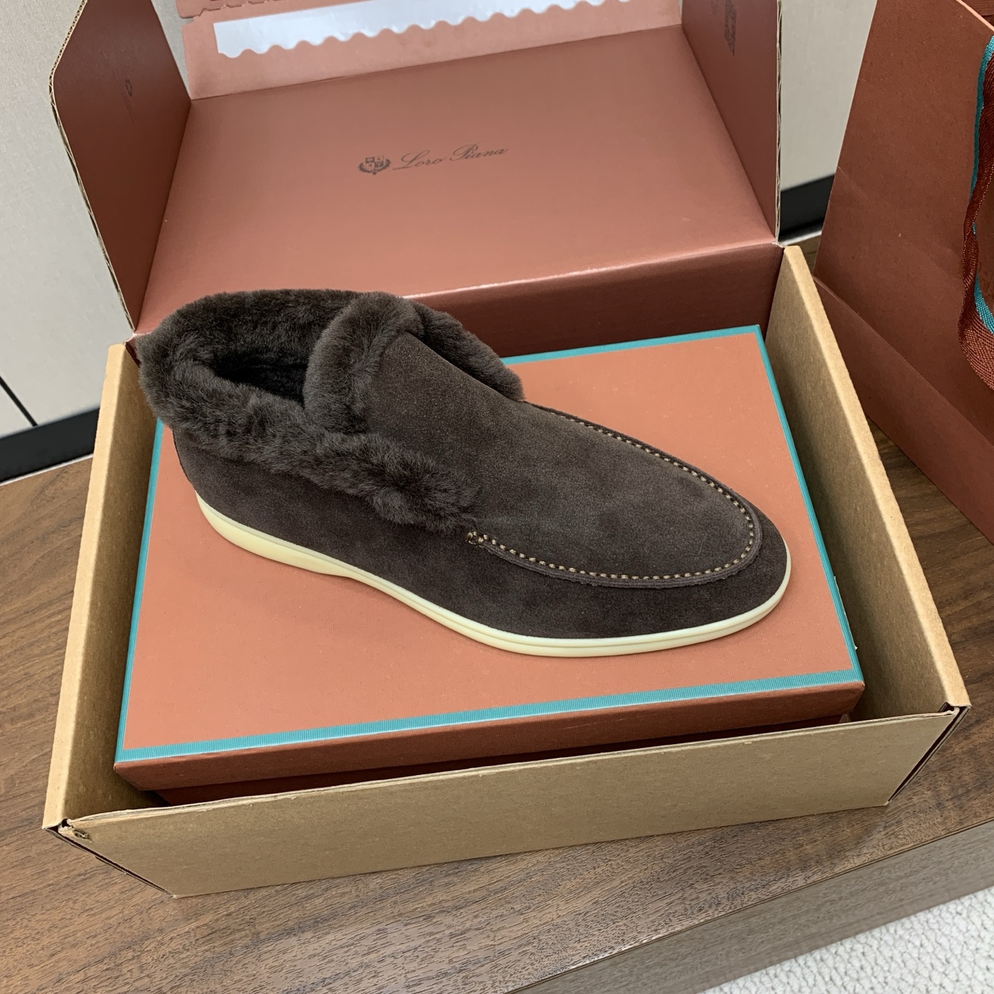 【Loro Piana】情侣款顶级版本高帮毛里乐福鞋,原版一比一。品牌低调奢华柔软一贯纯色简约的设计风格。皮质柔软舒适度 【Loro Piana】情侣款顶级版本高帮毛里乐福鞋,原版一比一。品牌低调奢华柔软一贯纯色简约的设计风格。皮质柔软舒适度